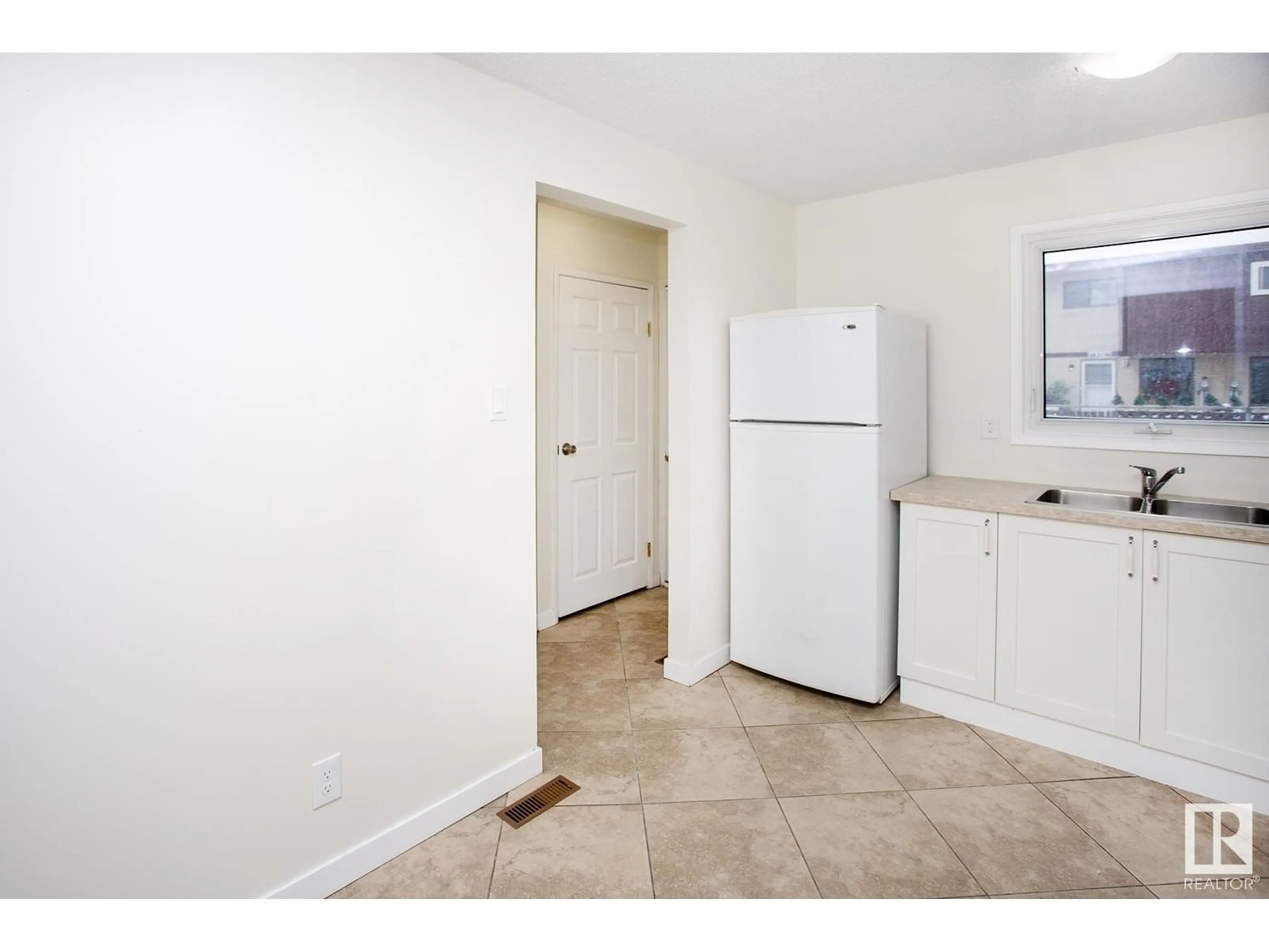 A pic of a room for 4 BELMEAD GARDENS GD, Edmonton Alberta T5T1J1