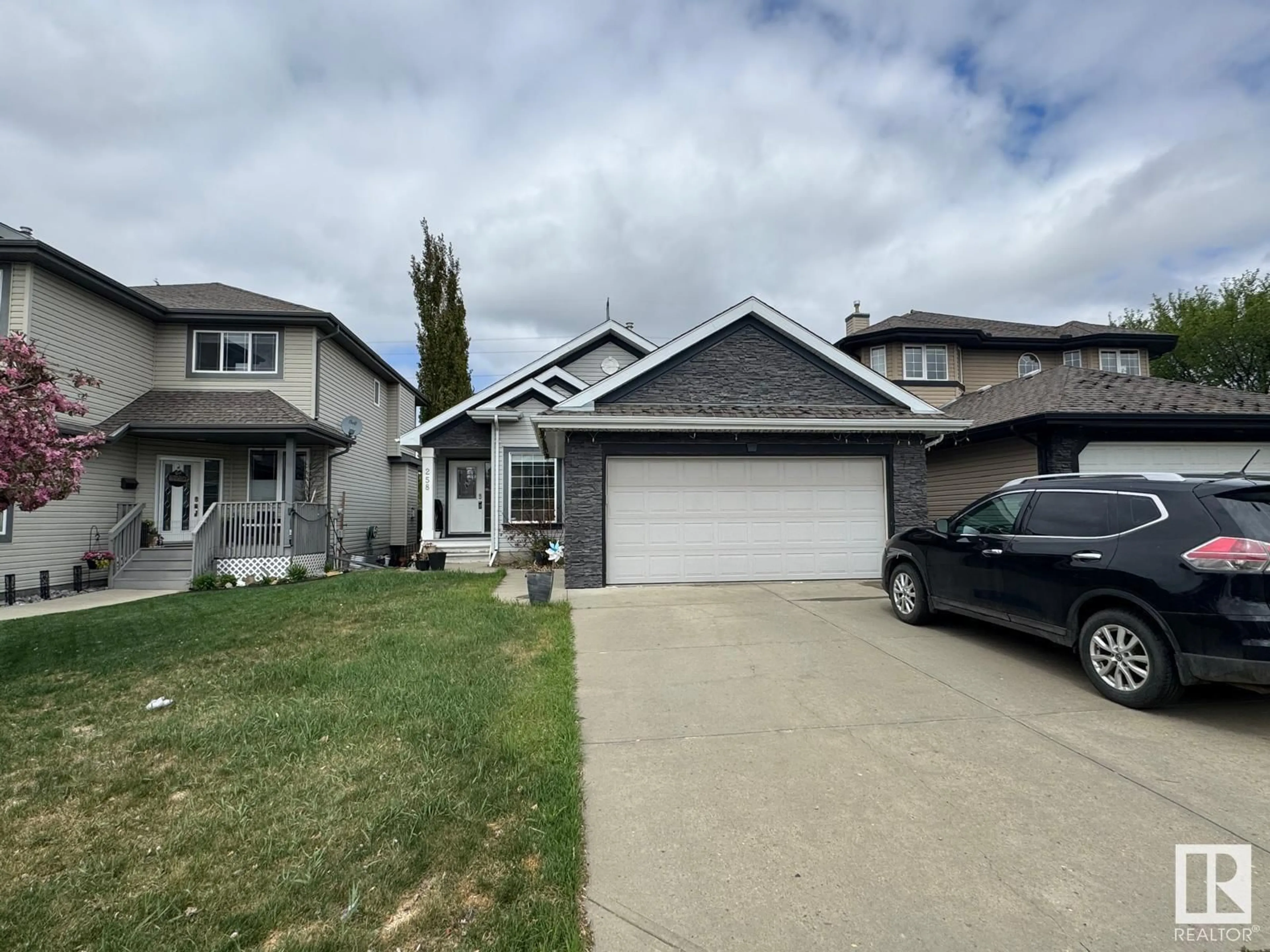 Home with vinyl exterior material, street for 258 HILLIARD GREEN, Edmonton Alberta T6R3G5