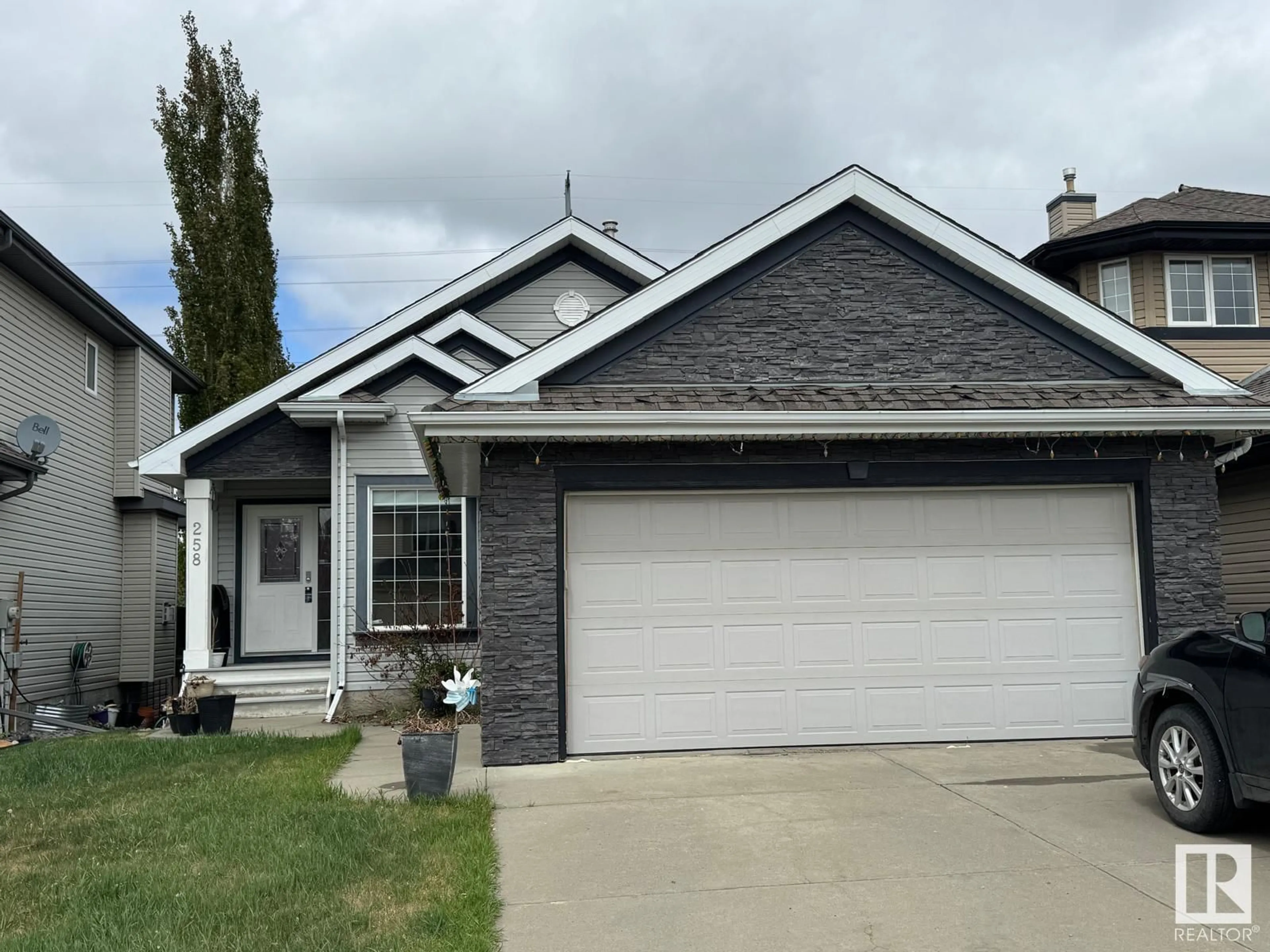 Home with vinyl exterior material, street for 258 HILLIARD GREEN, Edmonton Alberta T6R3G5