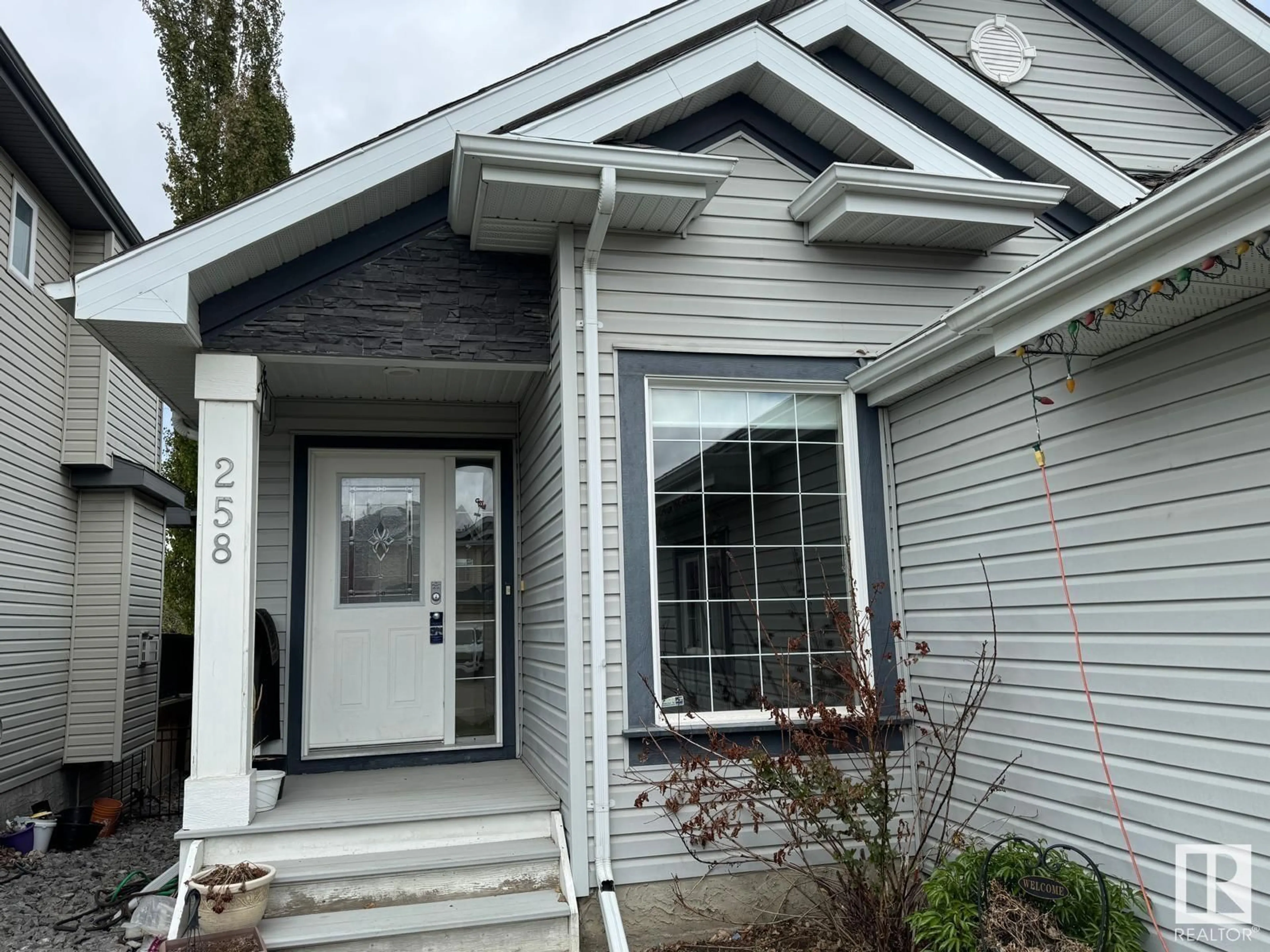 Home with vinyl exterior material, street for 258 HILLIARD GREEN, Edmonton Alberta T6R3G5