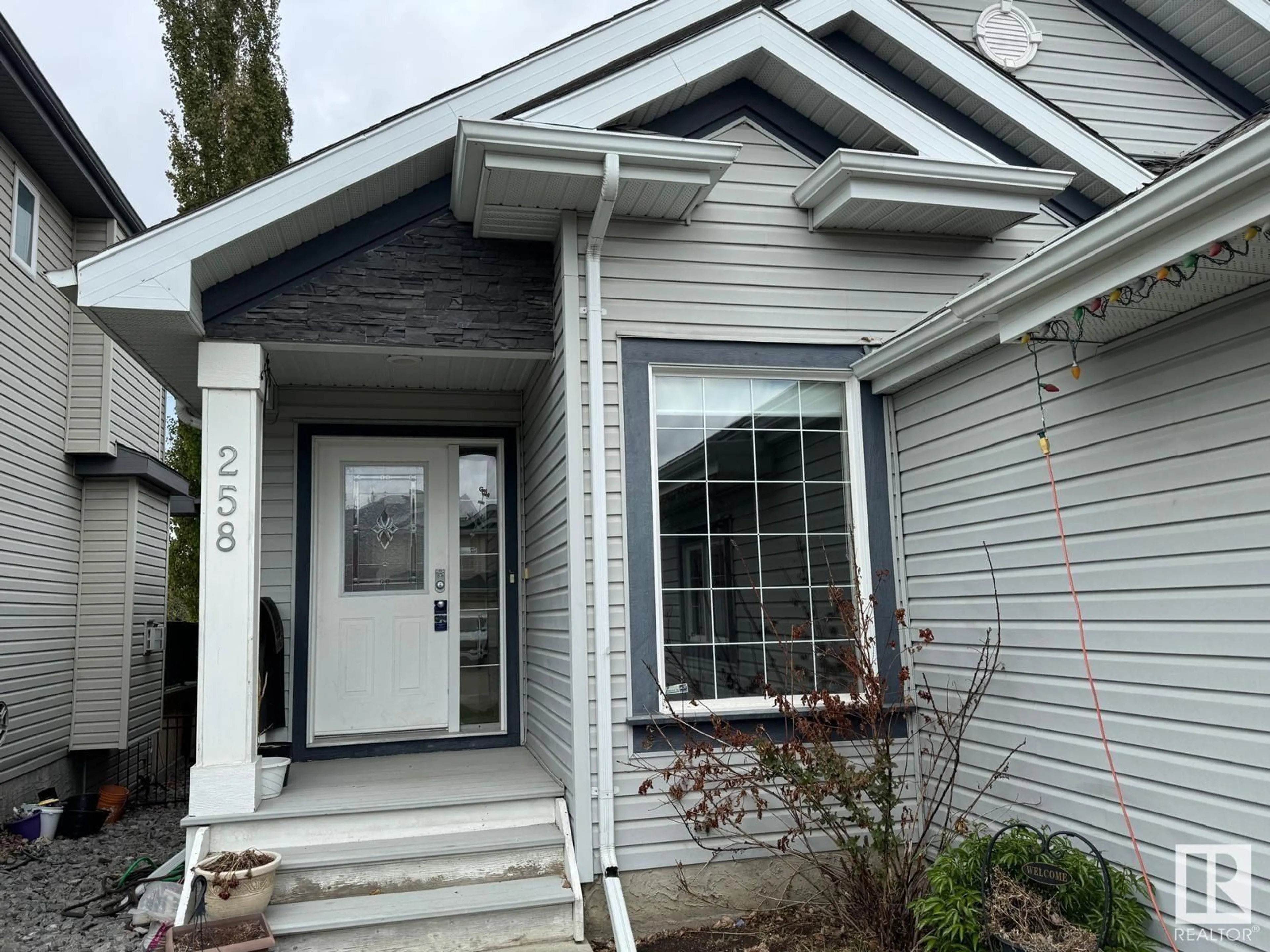 Home with vinyl exterior material, street for 258 HILLIARD GREEN, Edmonton Alberta T6R3G5