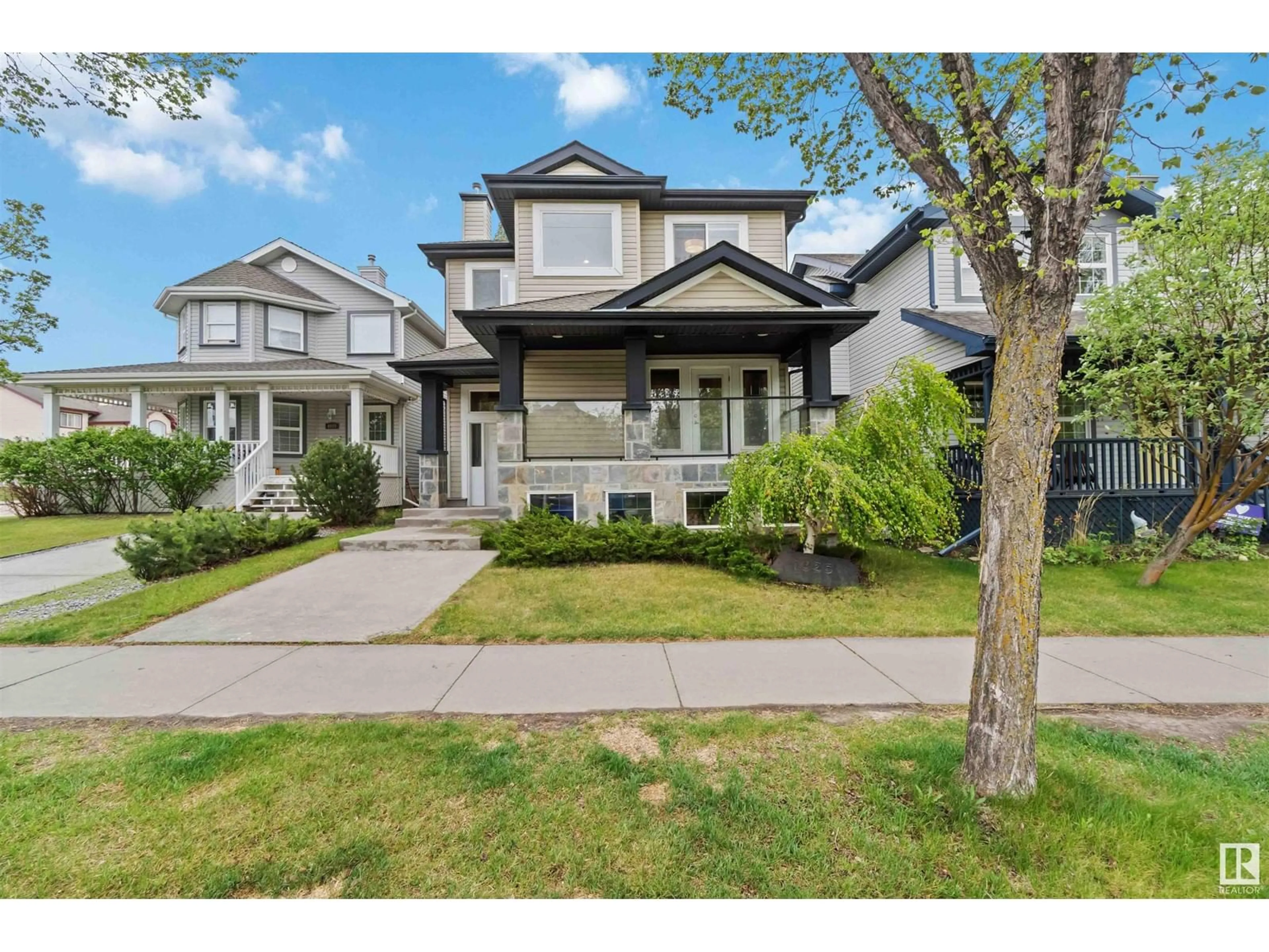 Home with vinyl exterior material, street for 1825 TOWNE CENTRE BV, Edmonton Alberta T6R3N8