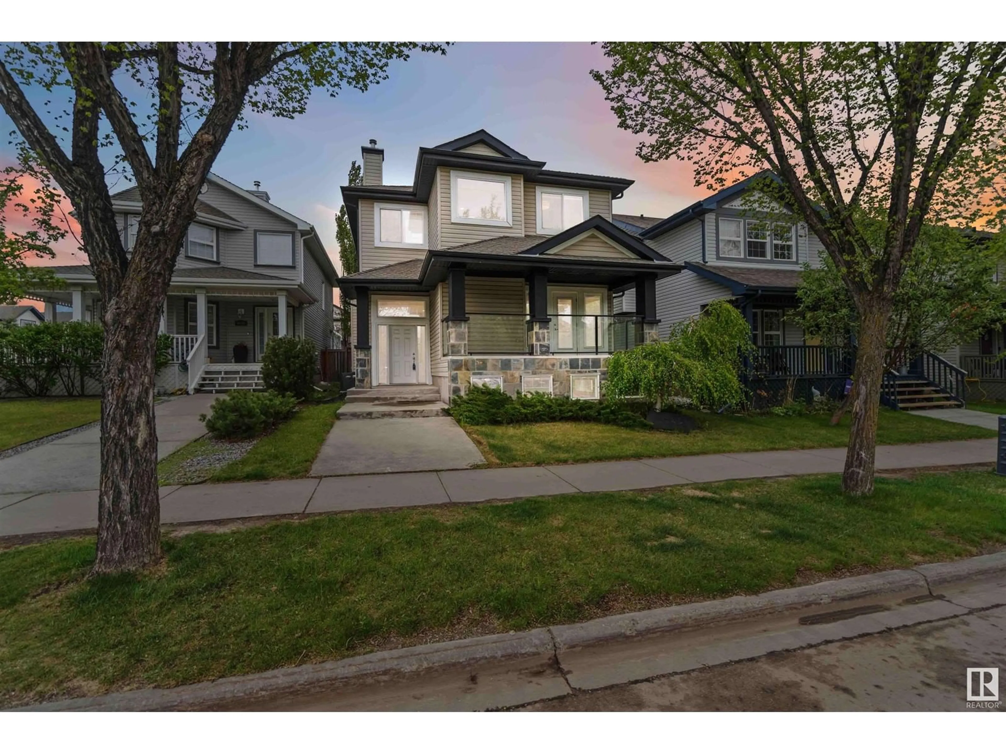 Home with vinyl exterior material, street for 1825 TOWNE CENTRE BV, Edmonton Alberta T6R3N8
