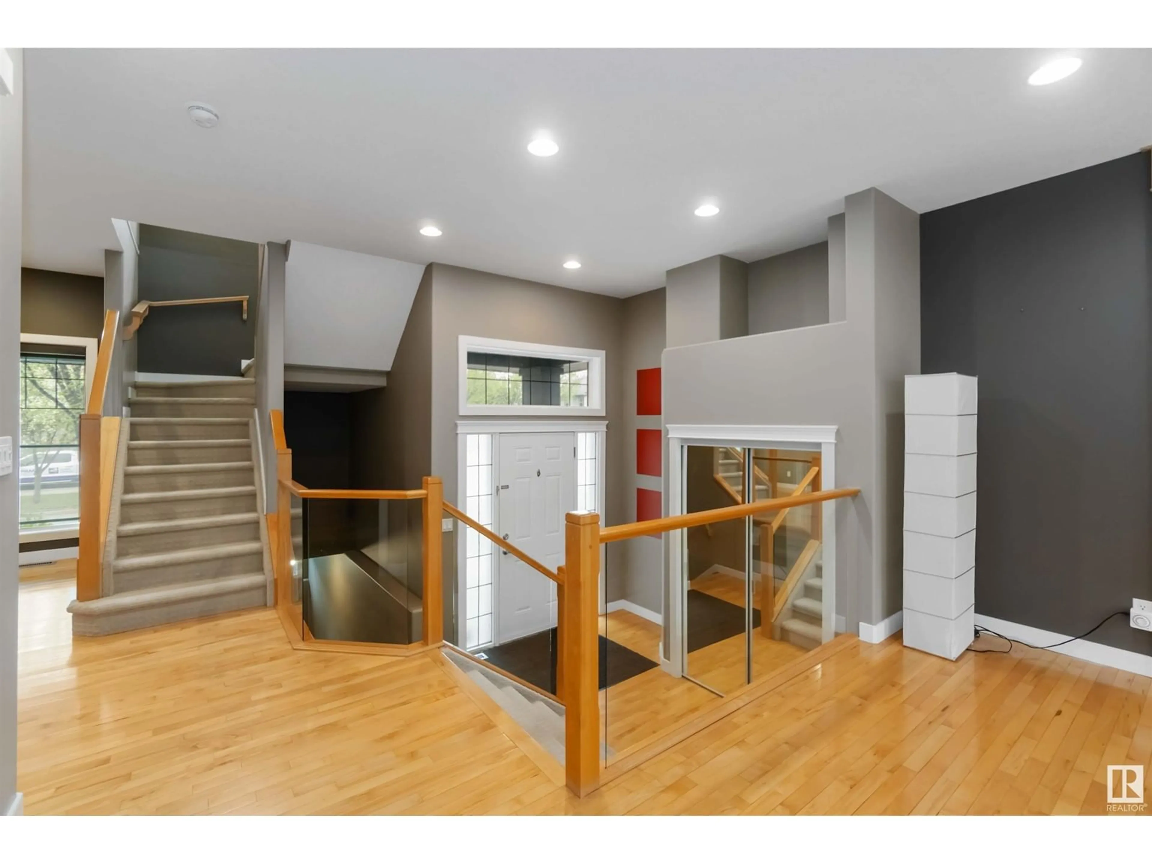 Indoor foyer for 1825 TOWNE CENTRE BV, Edmonton Alberta T6R3N8