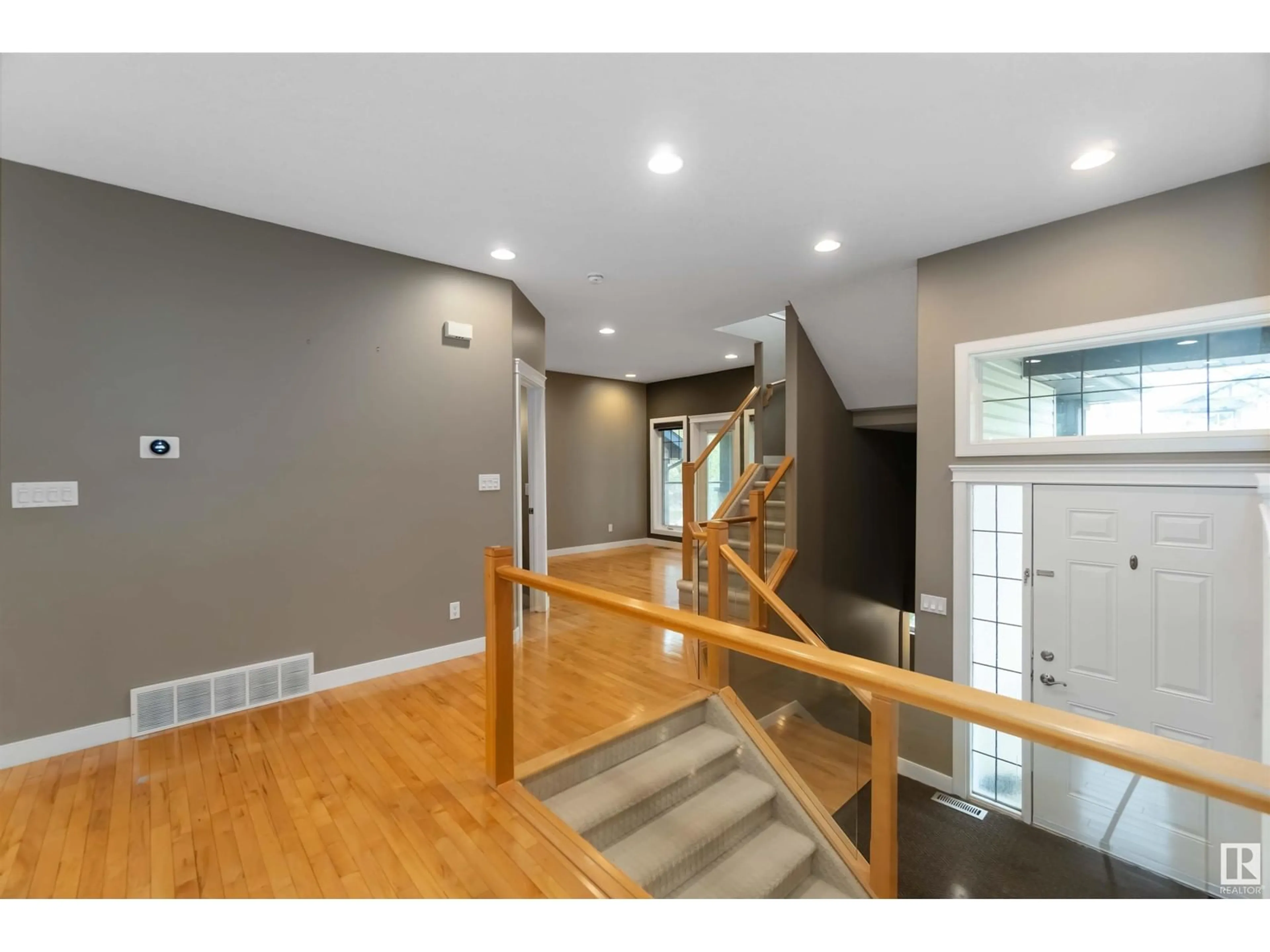 Indoor entryway for 1825 TOWNE CENTRE BV, Edmonton Alberta T6R3N8