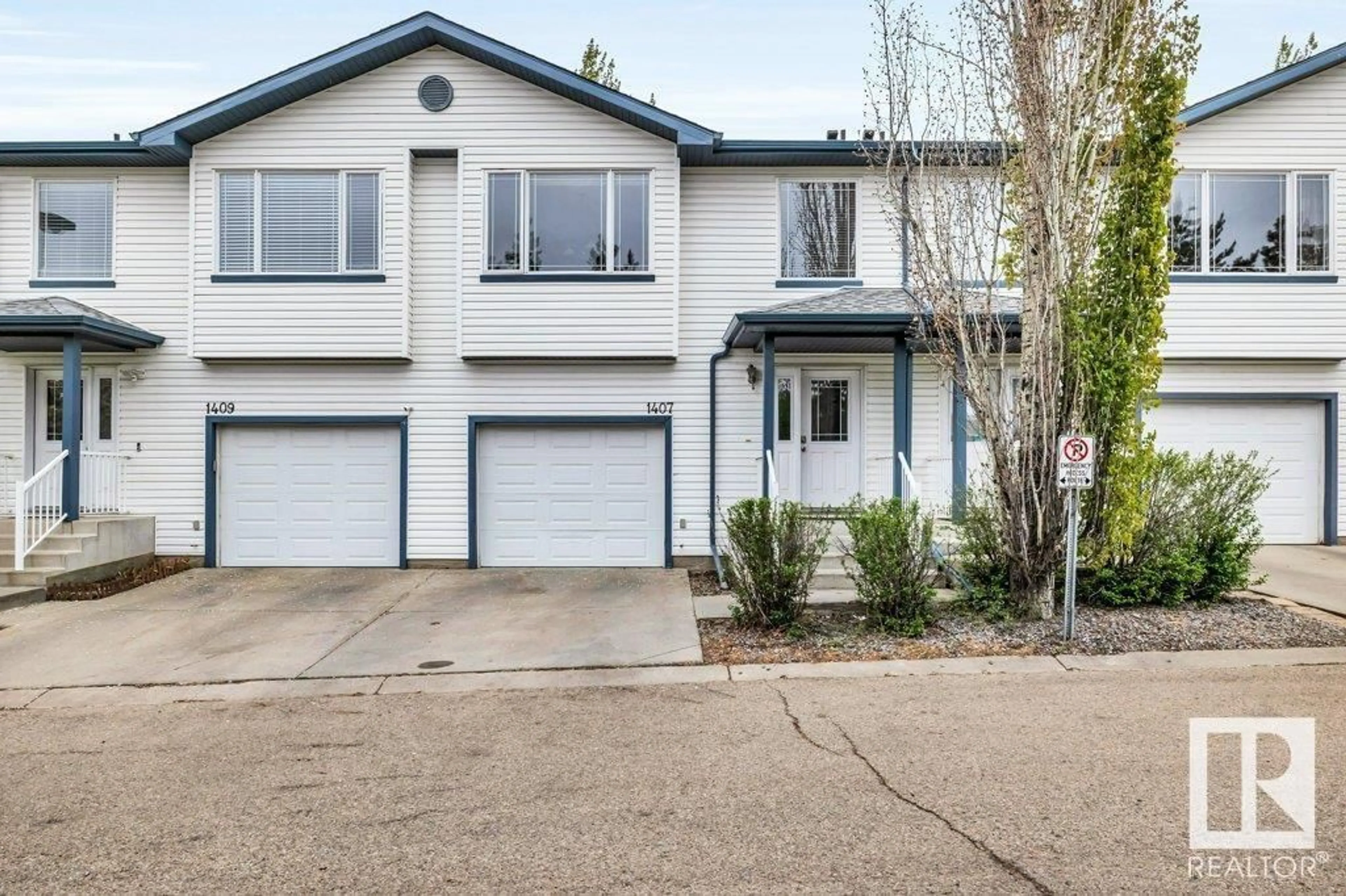 Home with vinyl exterior material, street for 1407 HERMITAGE RD, Edmonton Alberta T5A0E2