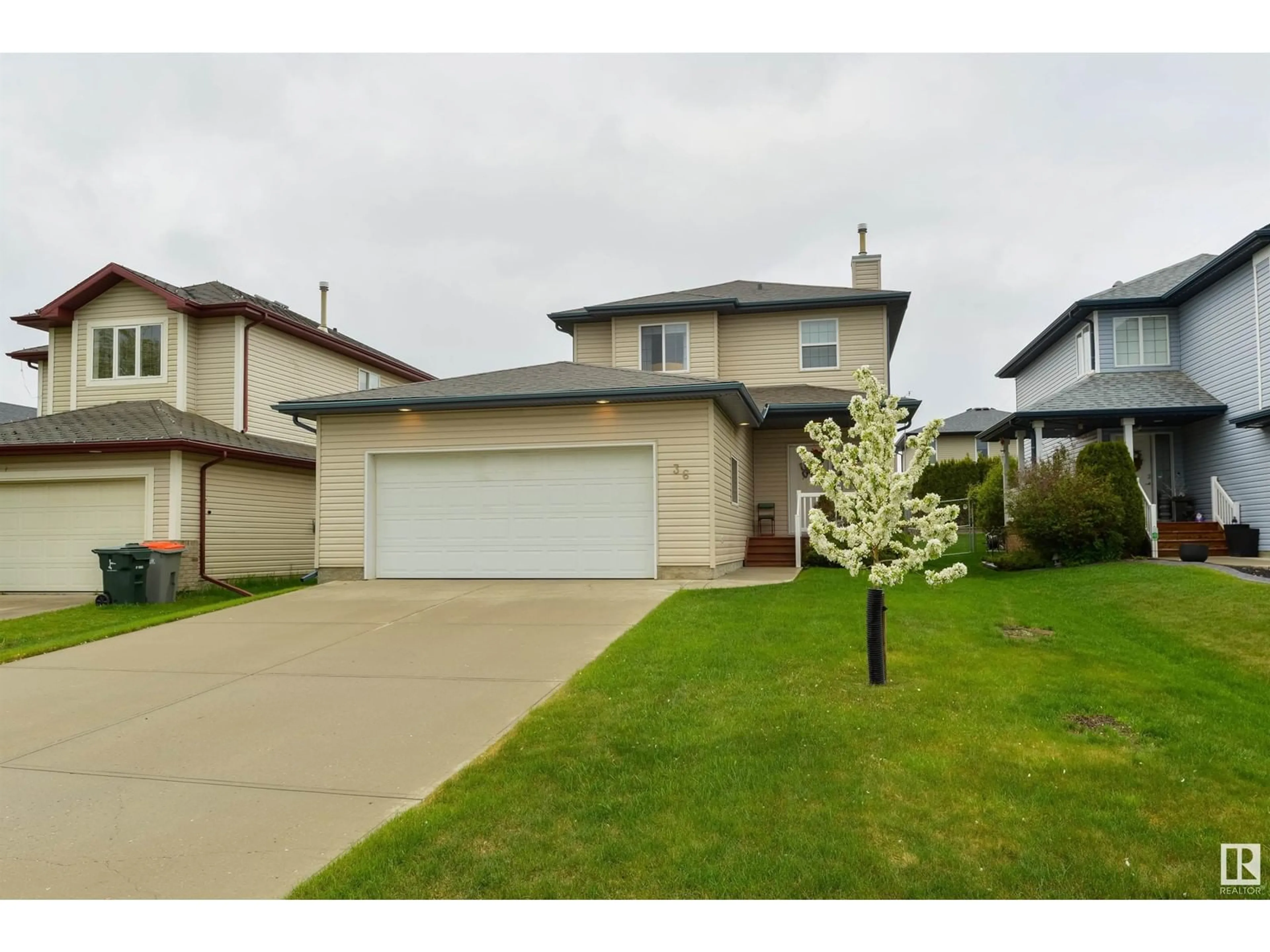 A pic from outside/outdoor area/front of a property/back of a property/a pic from drone, street for 36 GRAYRIDGE CR, Stony Plain Alberta T7Z2Z3