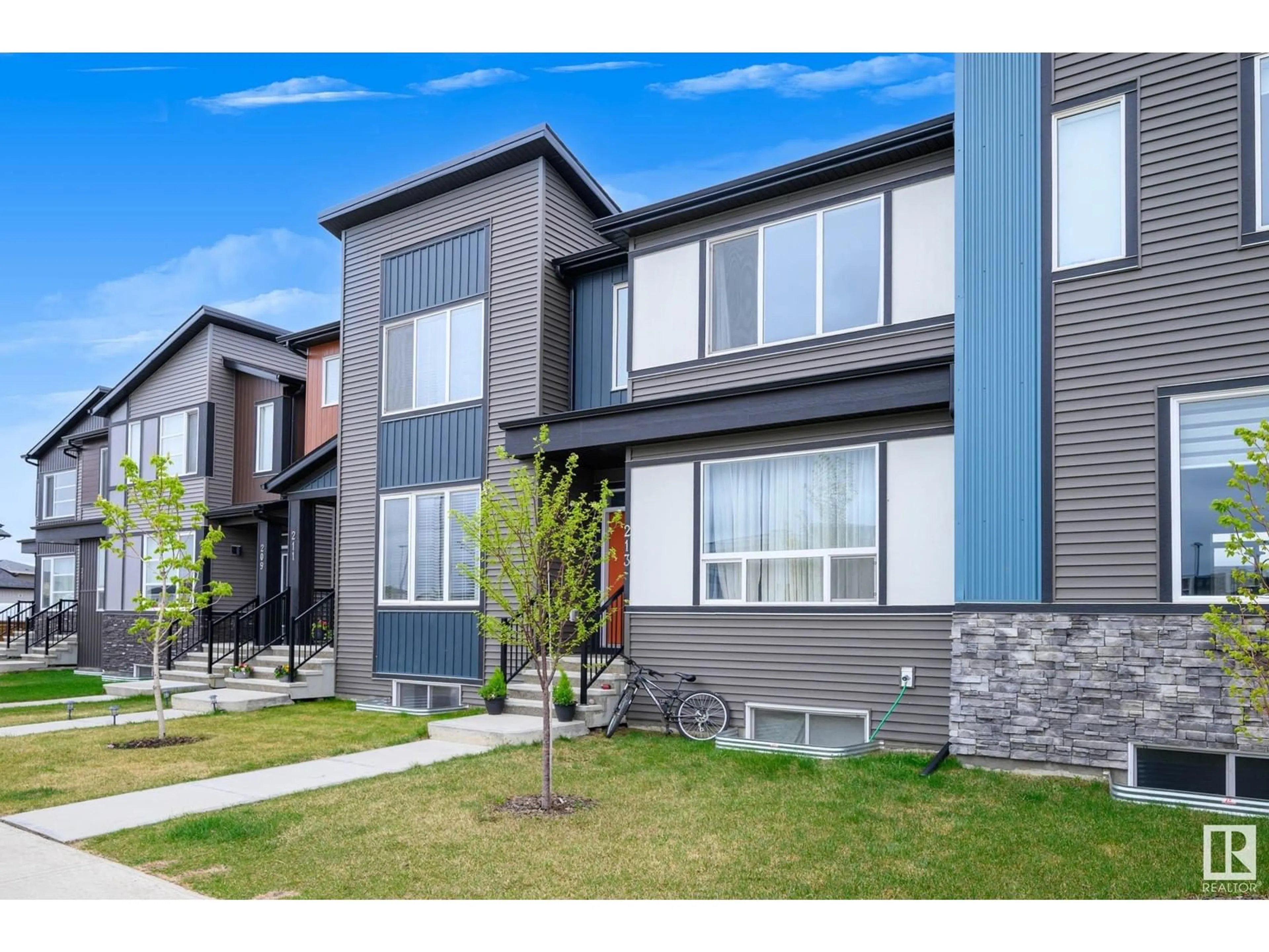 Home with vinyl exterior material, street for 213 RANKIN DR, St. Albert Alberta T8N7Y4