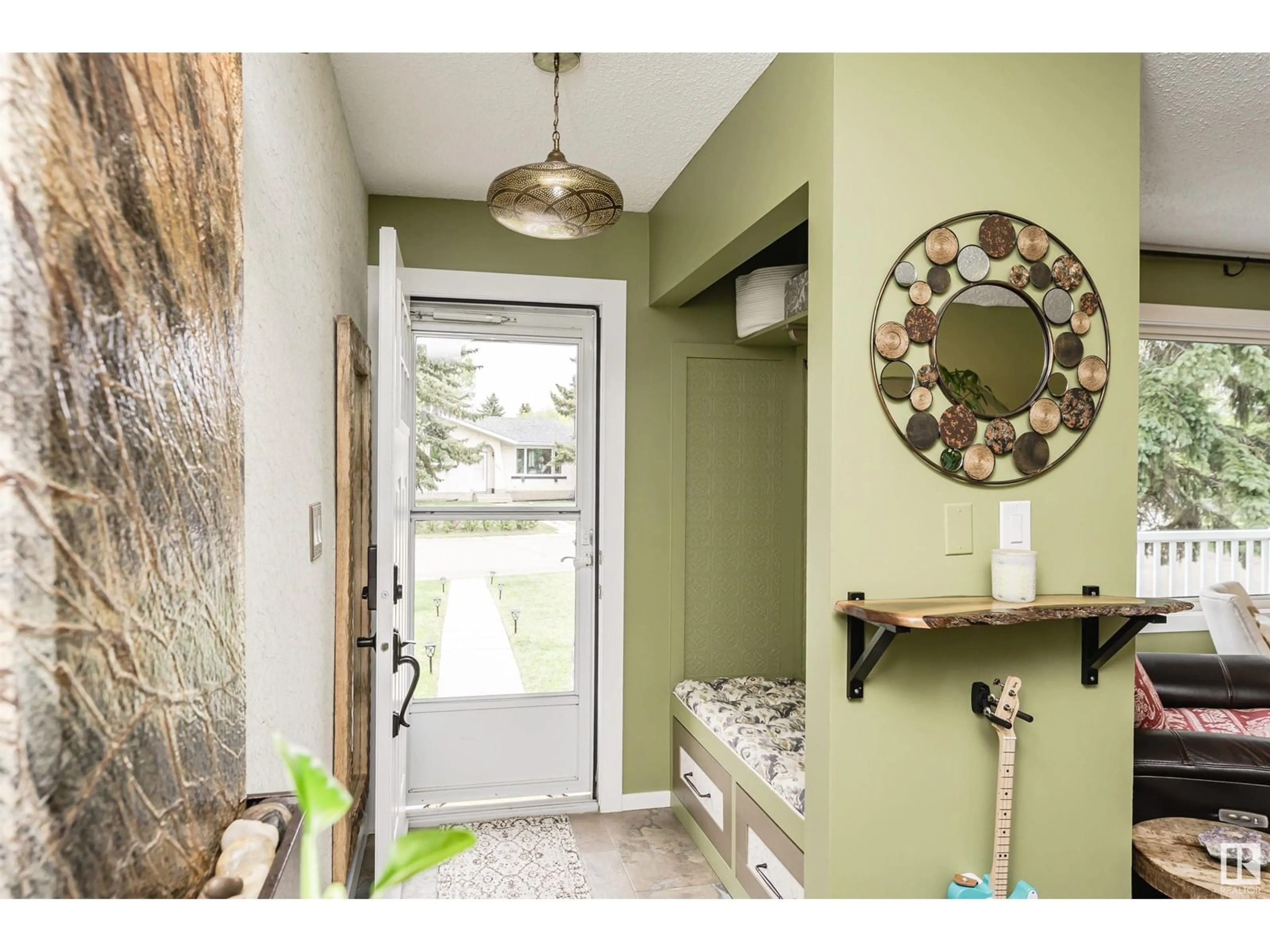 Indoor entryway for 9502 98A ST, Morinville Alberta T8R1H3