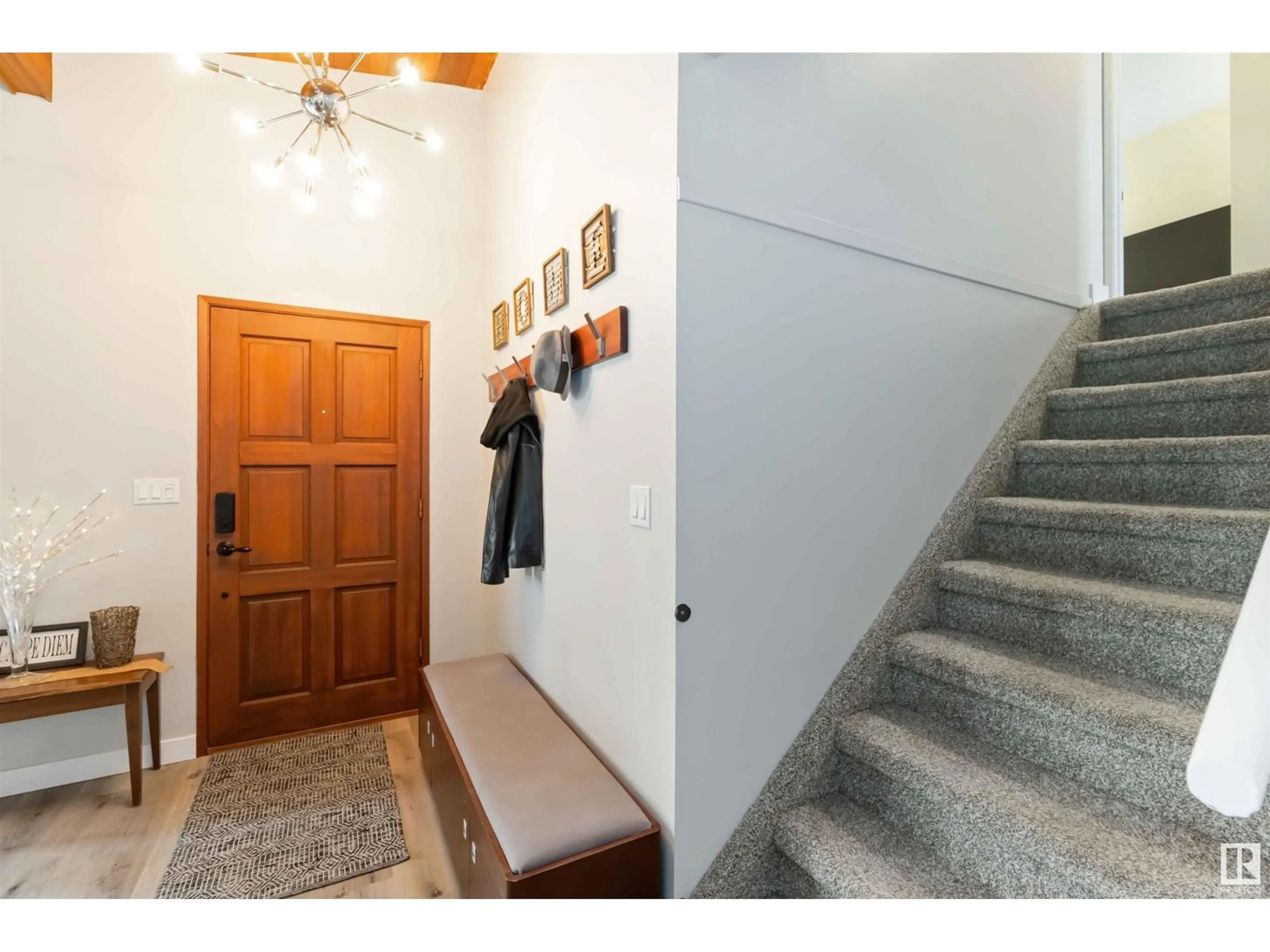 Indoor foyer for 9820 185 ST, Edmonton Alberta T5T3E5