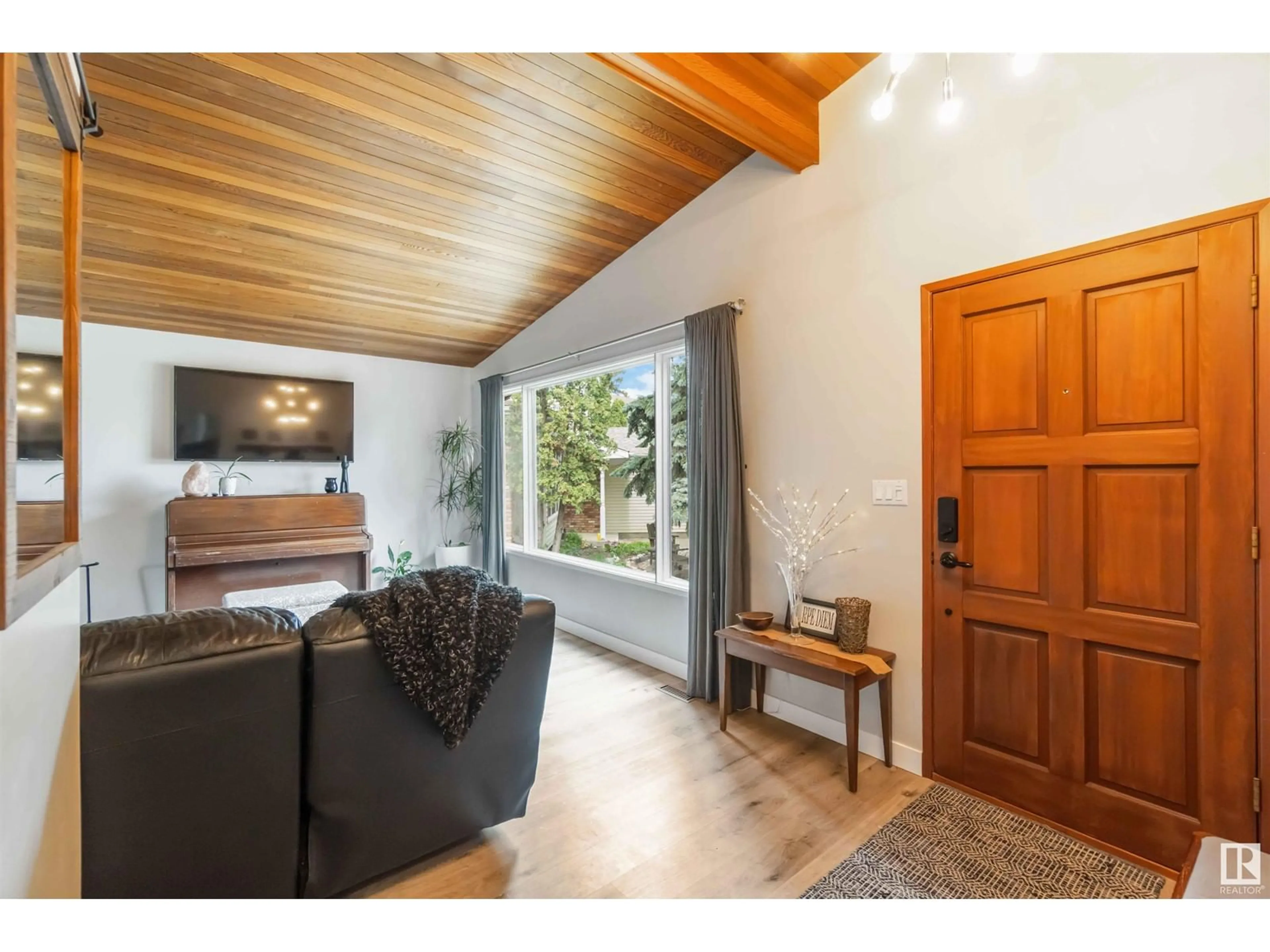 Indoor entryway for 9820 185 ST, Edmonton Alberta T5T3E5