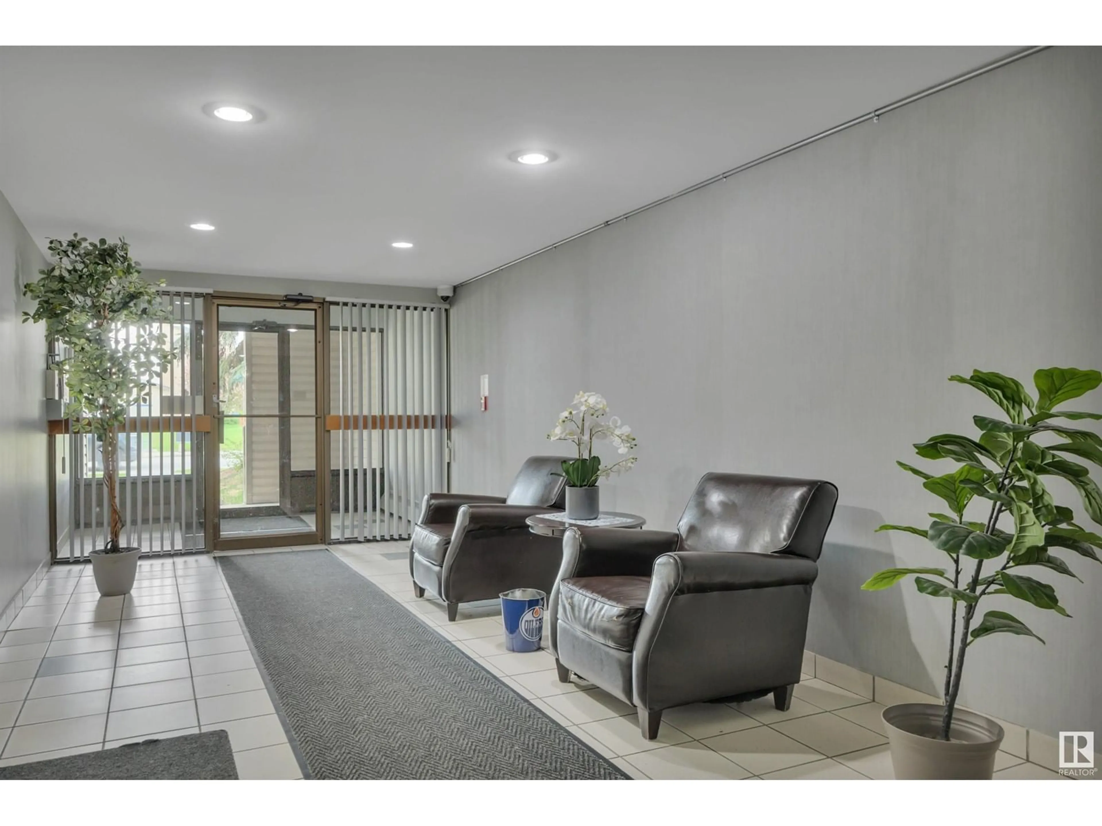 Indoor foyer for 407 - 17820 98 AV, Edmonton Alberta T5T3H5