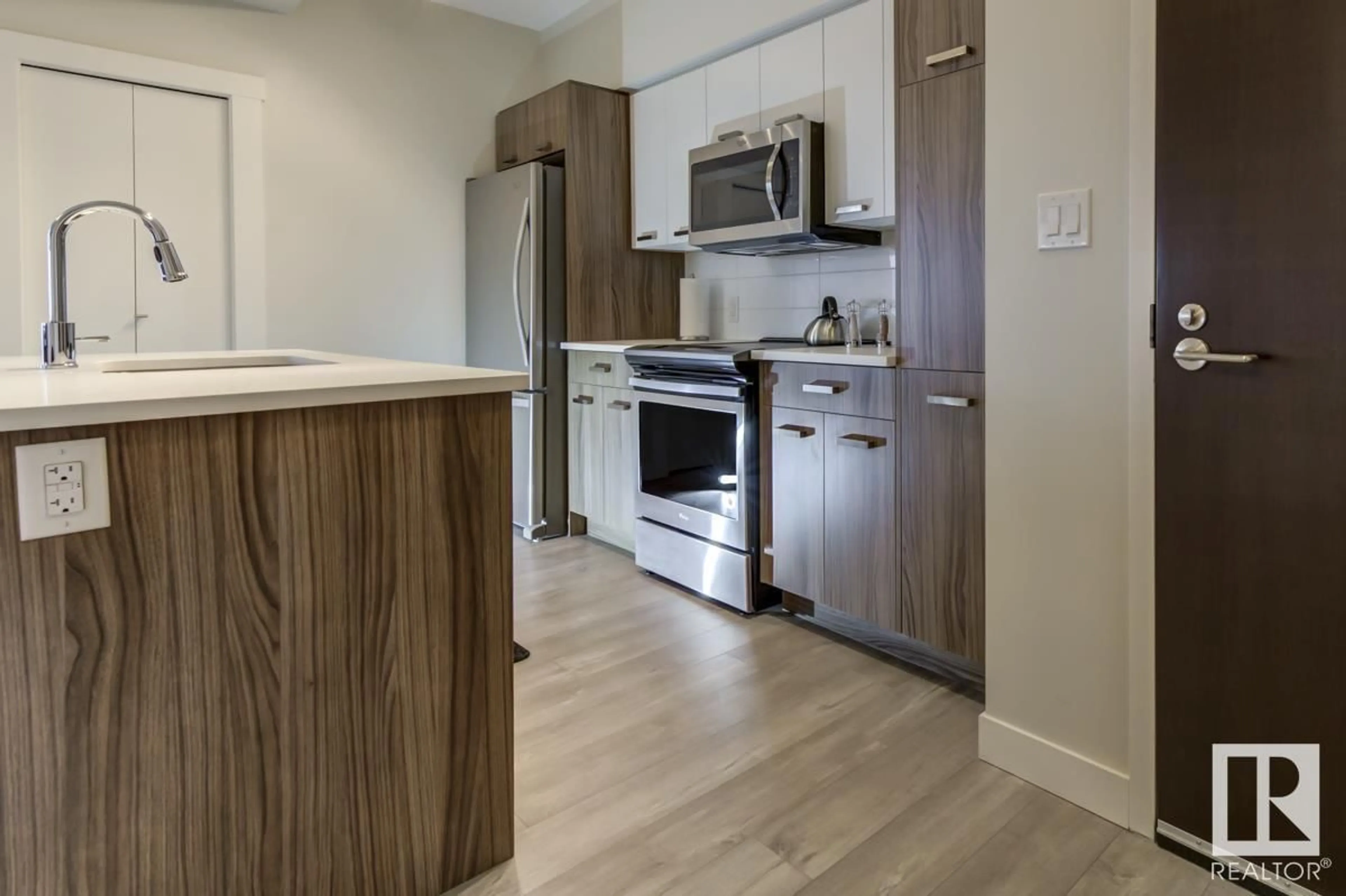 Standard kitchen, wood/laminate floor for 1707 10410 102 AV NW, Edmonton Alberta T5J0E9