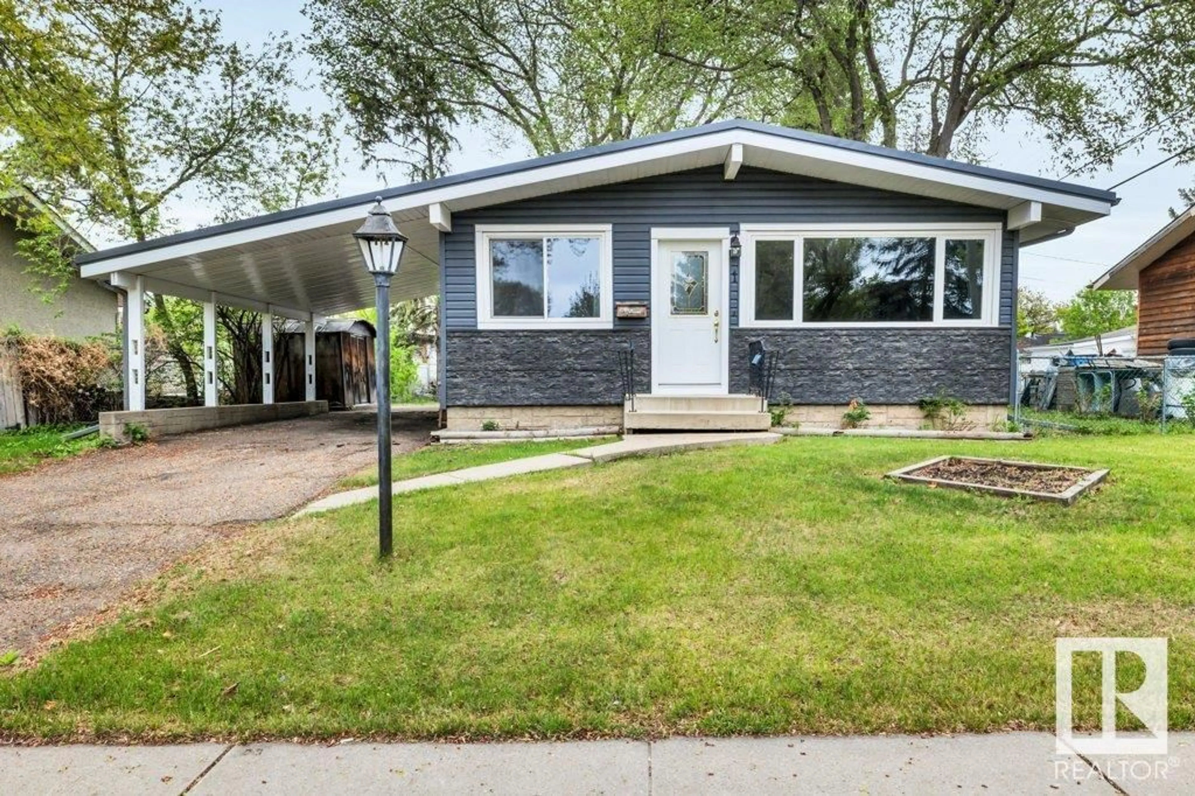 Home with vinyl exterior material, street for 1 GREENVIEW CR, St. Albert Alberta T8N0S9