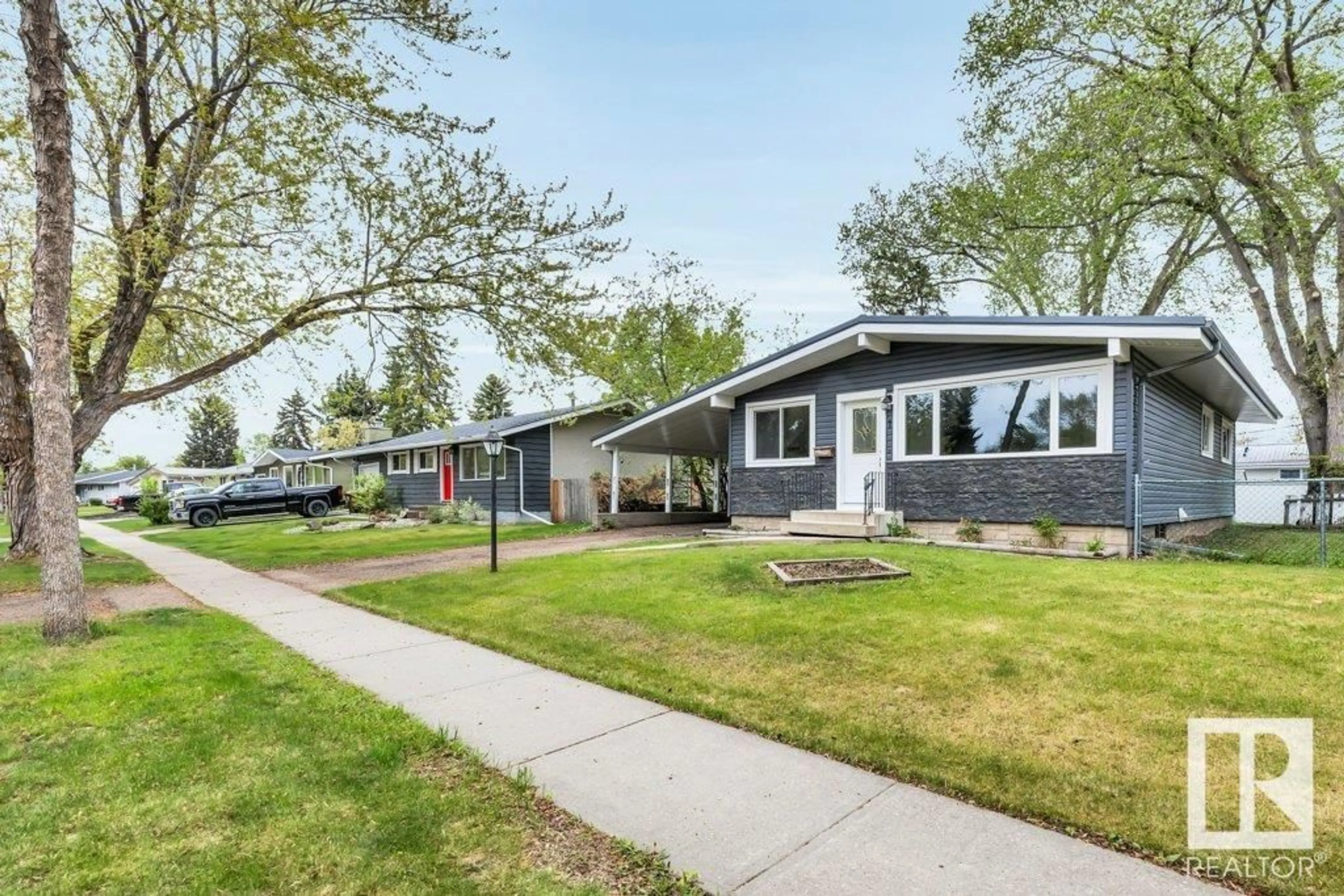 Home with vinyl exterior material, street for 1 GREENVIEW CR, St. Albert Alberta T8N0S9
