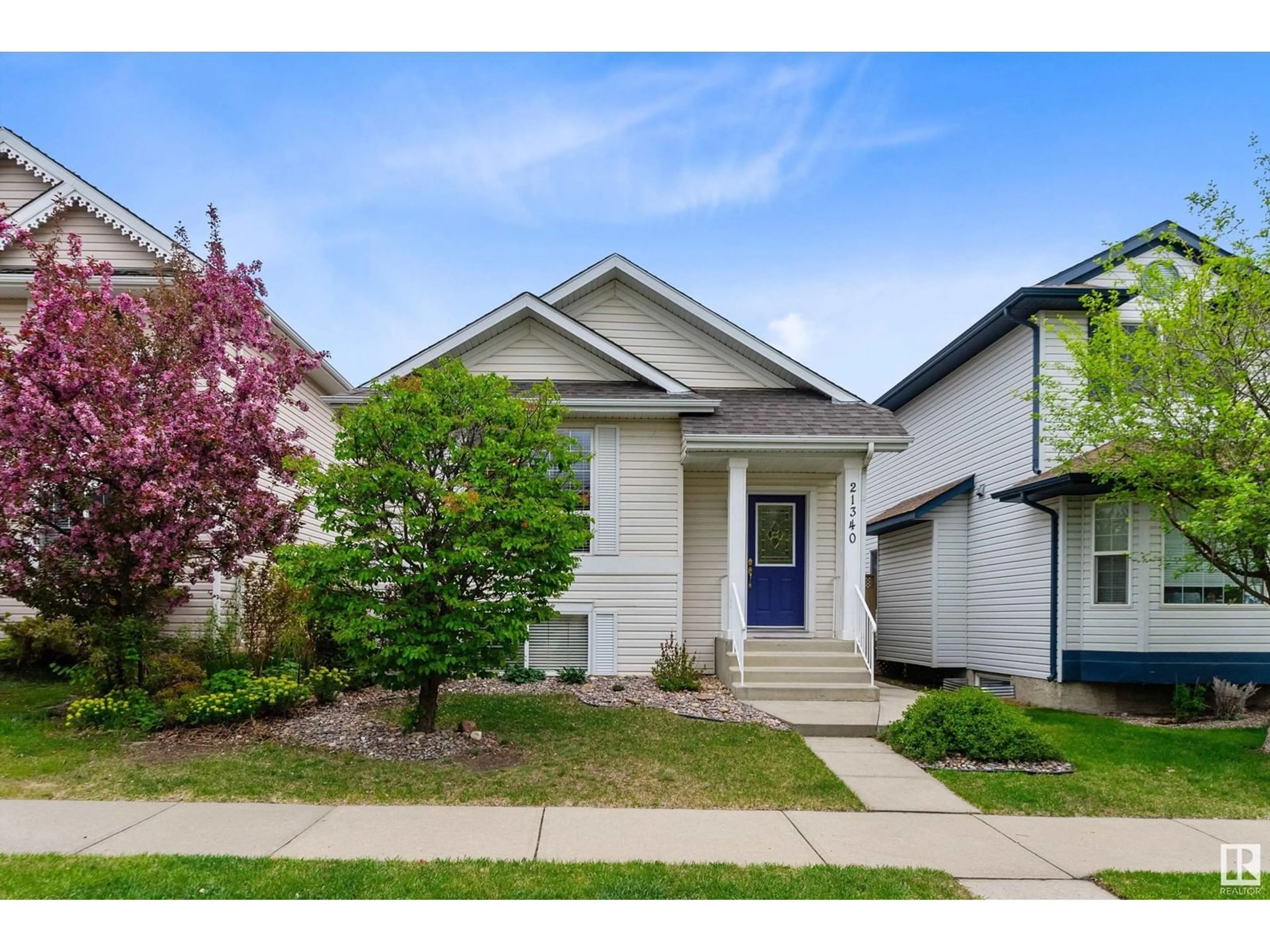 Home with vinyl exterior material, street for 21340 88 AV, Edmonton Alberta T5T6V1