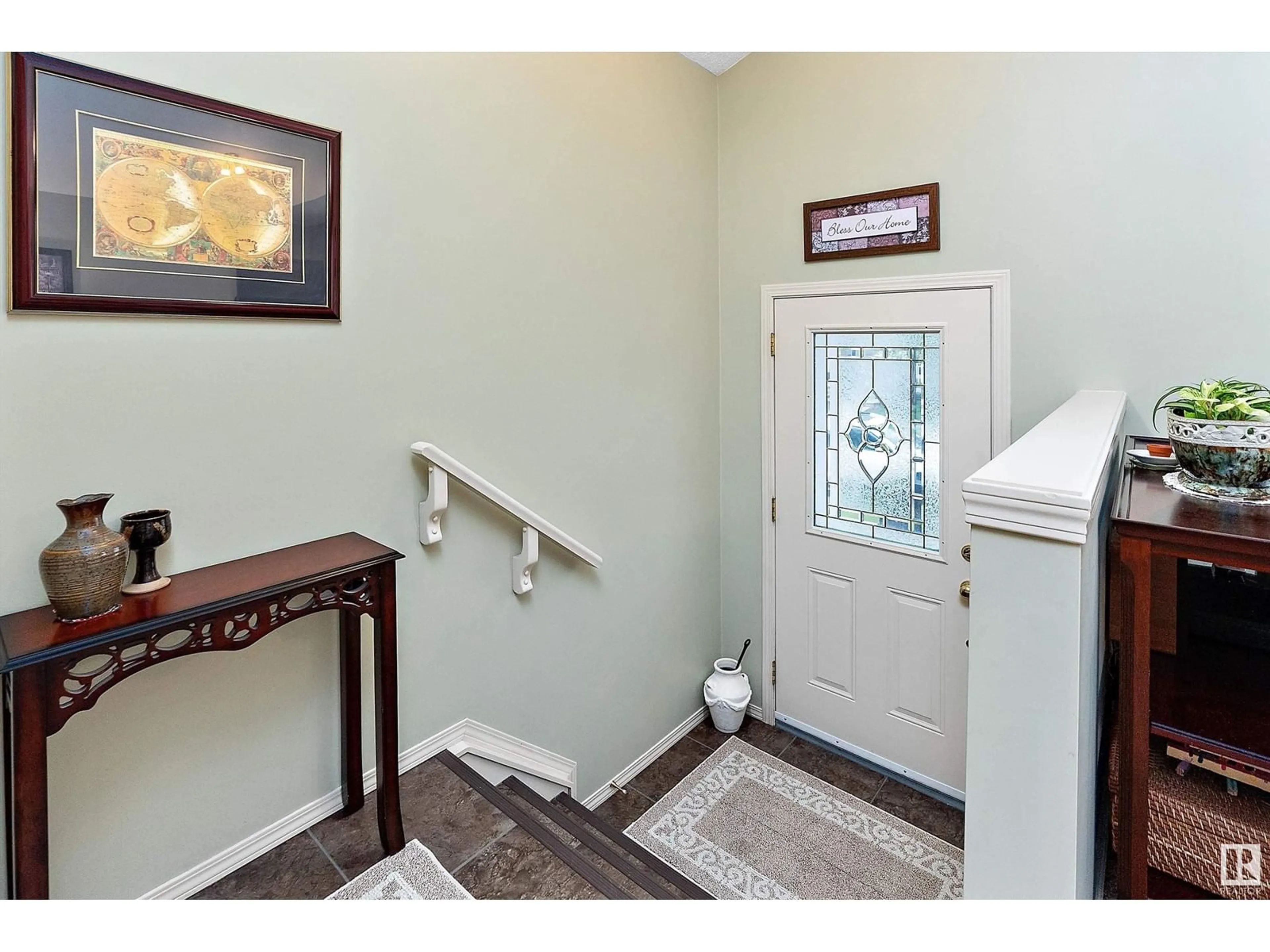 Indoor entryway for 21340 88 AV, Edmonton Alberta T5T6V1