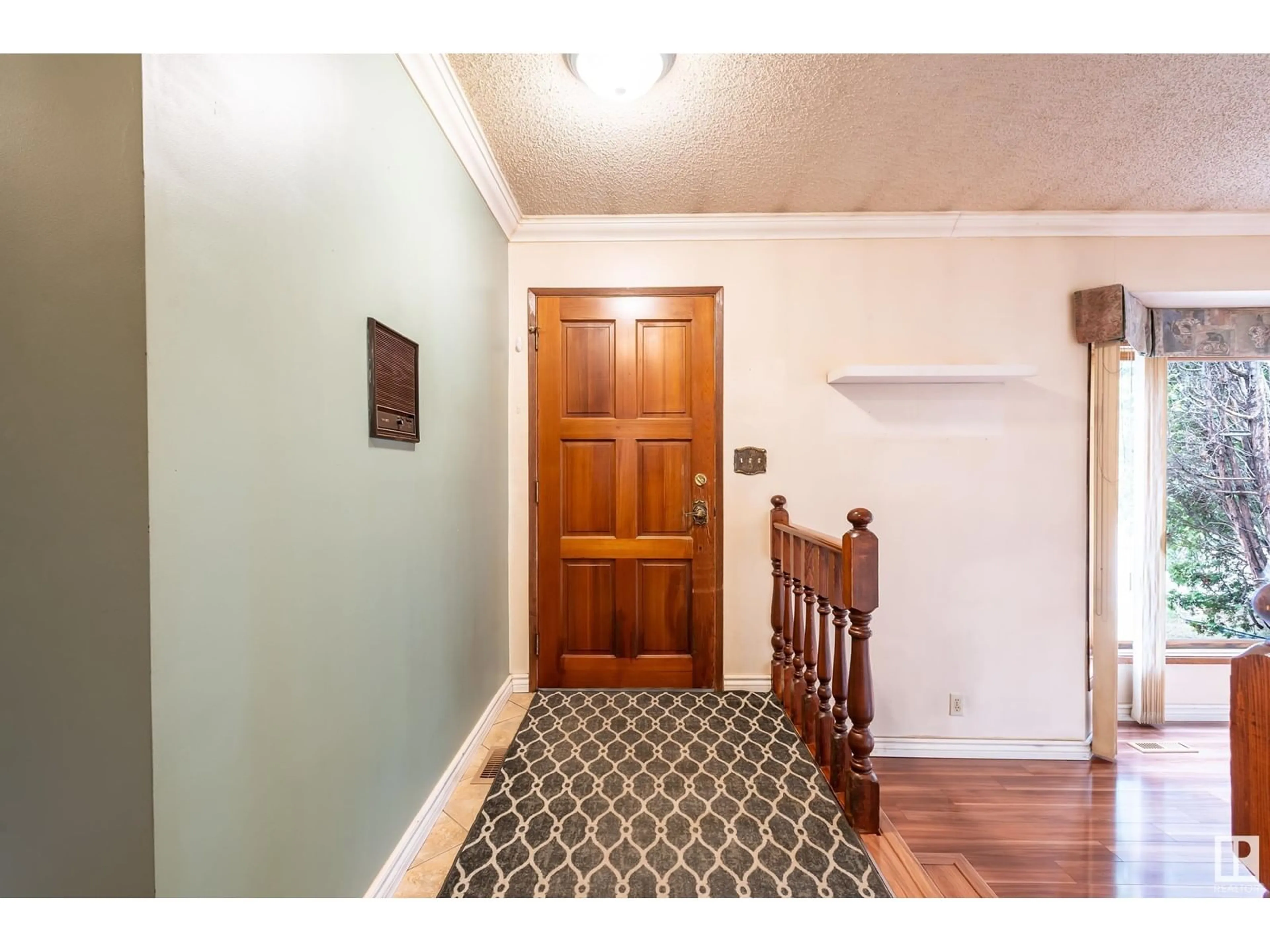Indoor entryway for 5504 18 AV, Edmonton Alberta T6L2C2