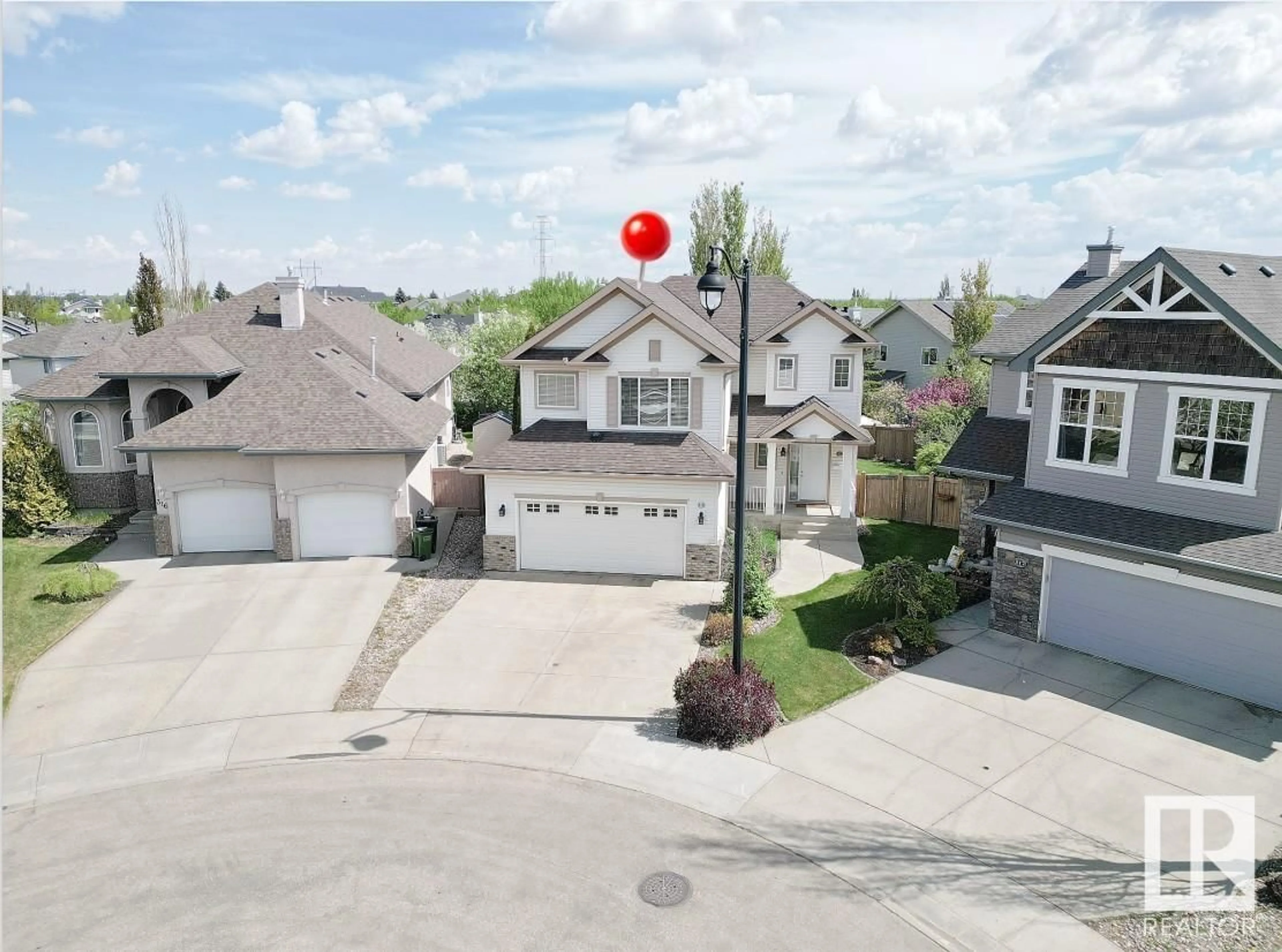 A pic from outside/outdoor area/front of a property/back of a property/a pic from drone, street for 318 HILLIARD CL NW, Edmonton Alberta T6R3G4