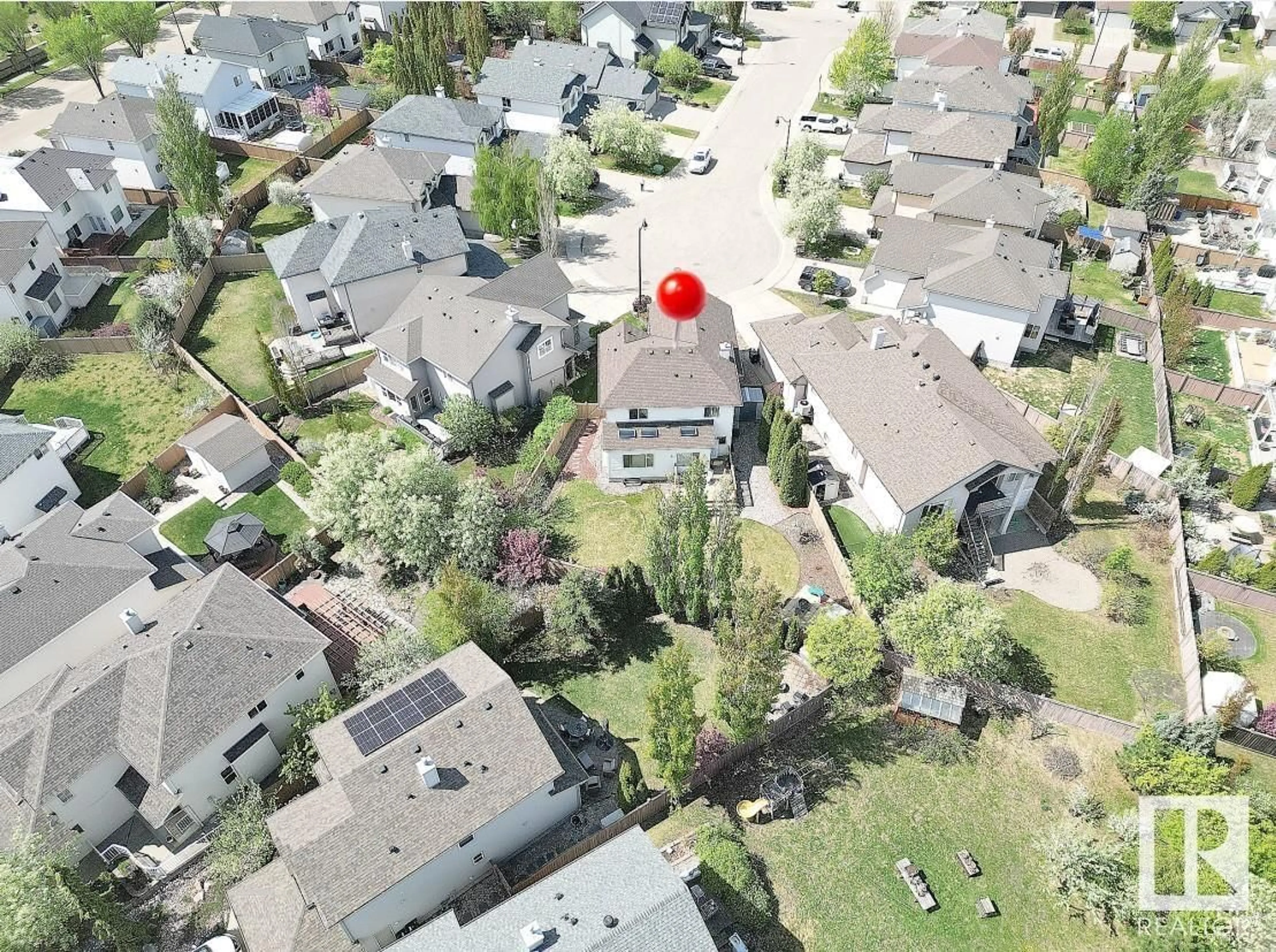 A pic from outside/outdoor area/front of a property/back of a property/a pic from drone, street for 318 HILLIARD CL NW, Edmonton Alberta T6R3G4
