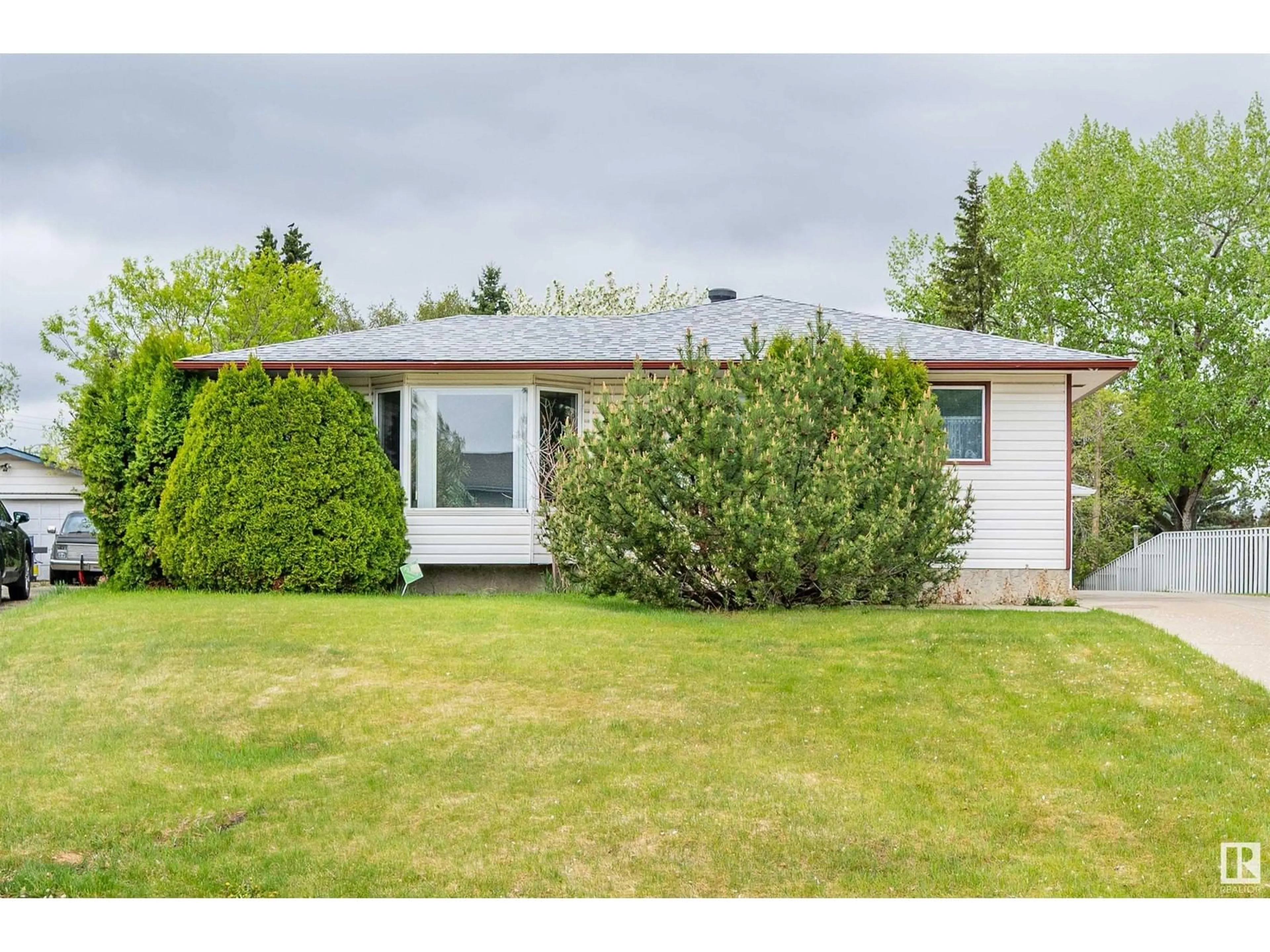 Home with vinyl exterior material, street for 27 SYCAMORE ST, Sherwood Park Alberta T8A2C1
