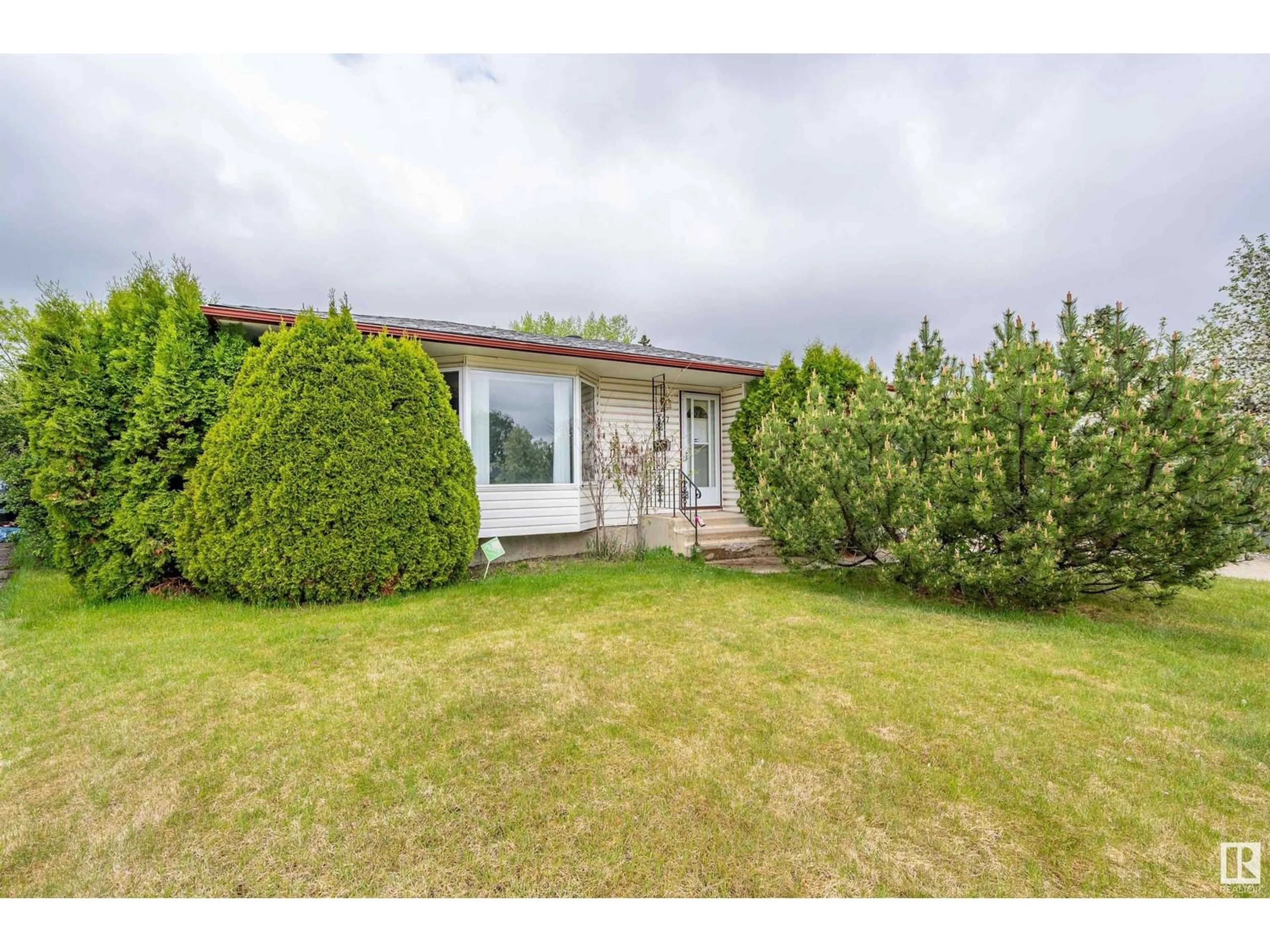A pic from outside/outdoor area/front of a property/back of a property/a pic from drone, street for 27 SYCAMORE ST, Sherwood Park Alberta T8A2C1