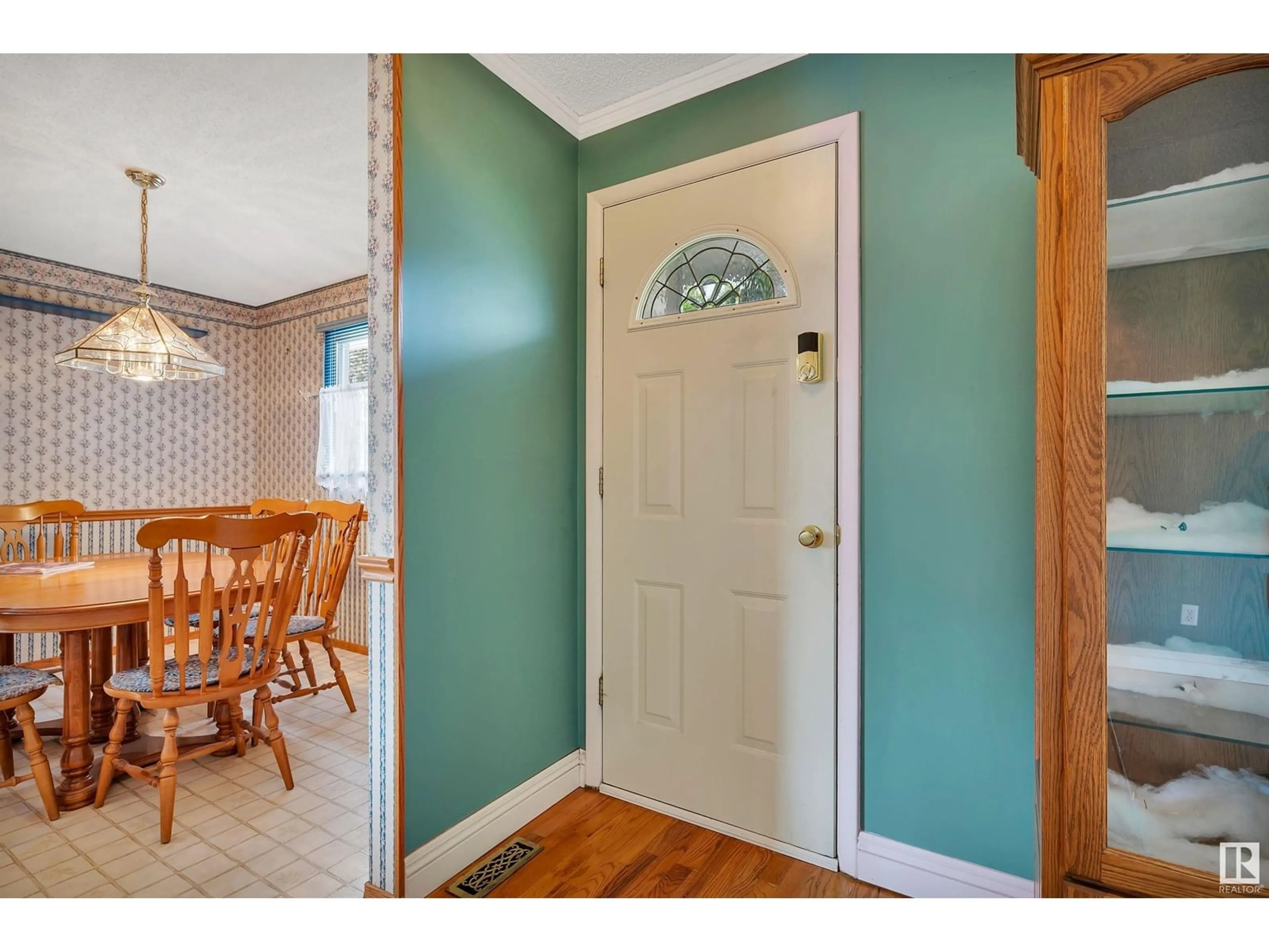 Indoor entryway for 27 SYCAMORE ST, Sherwood Park Alberta T8A2C1