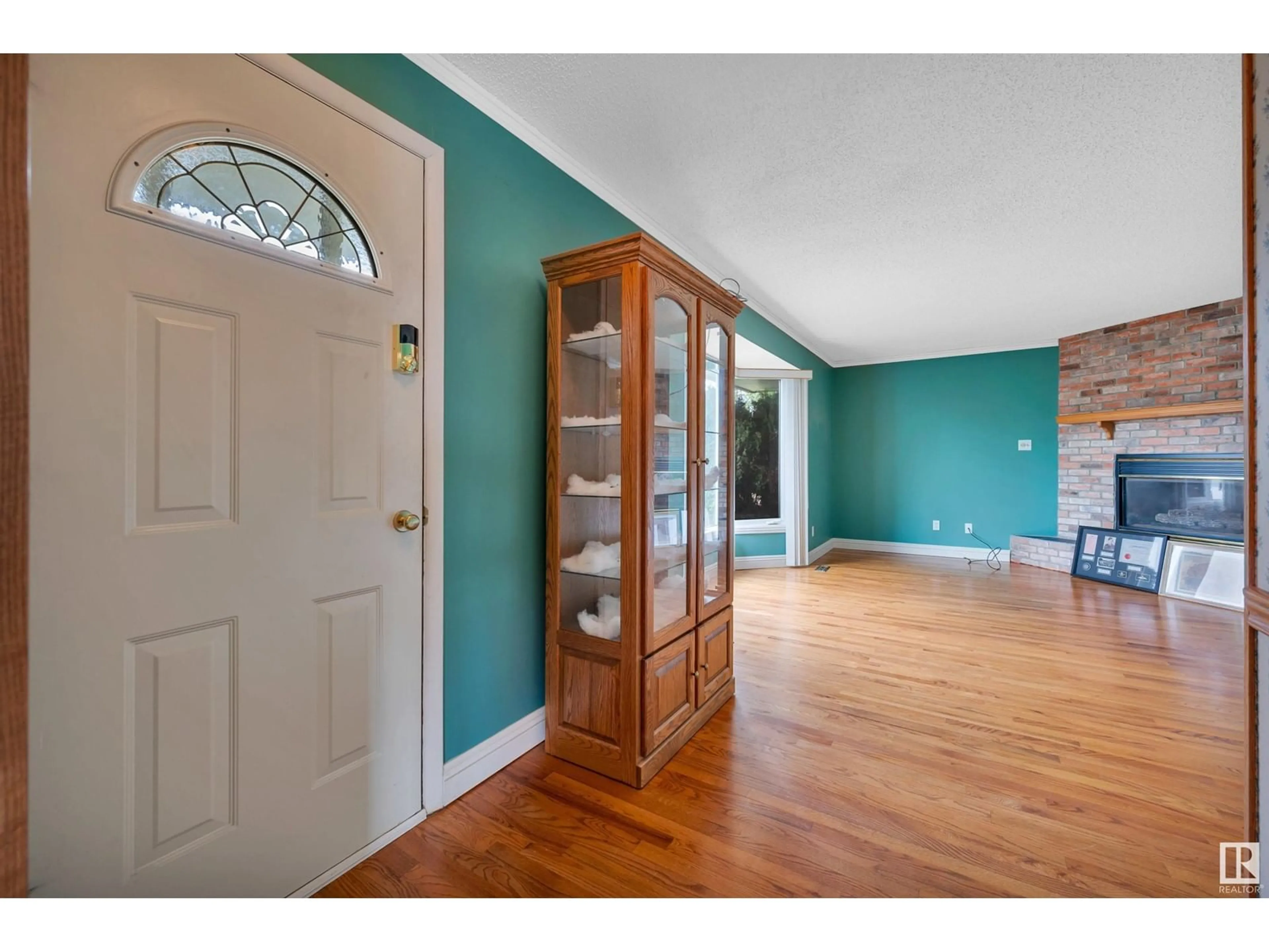 Indoor entryway for 27 SYCAMORE ST, Sherwood Park Alberta T8A2C1