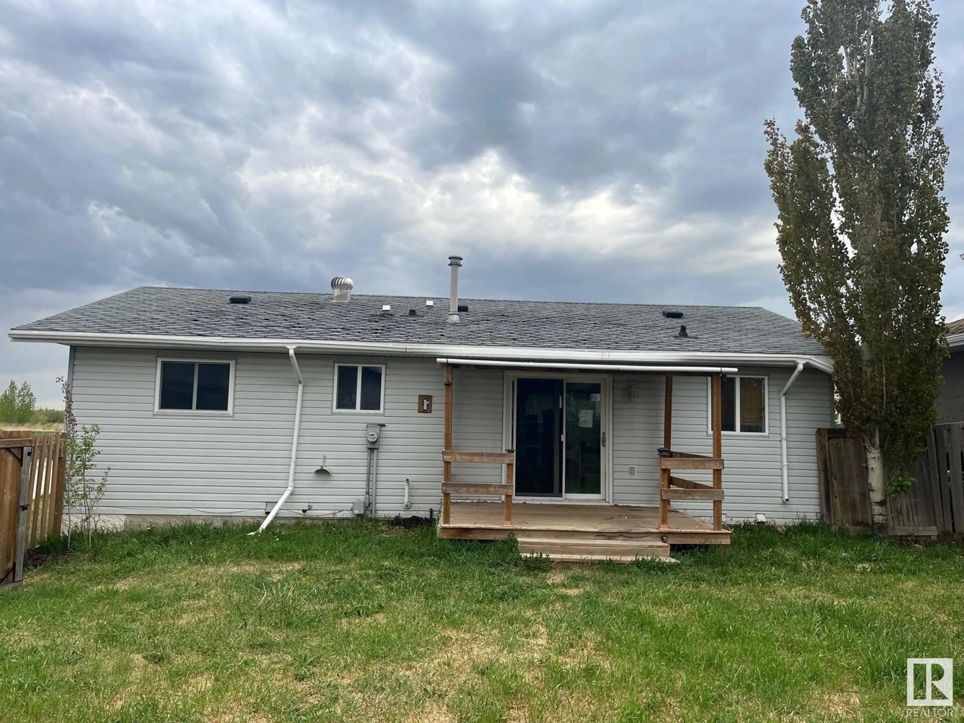 Home with vinyl exterior material, unknown for 5506 45 ST, Bruderheim Alberta T0B0S0