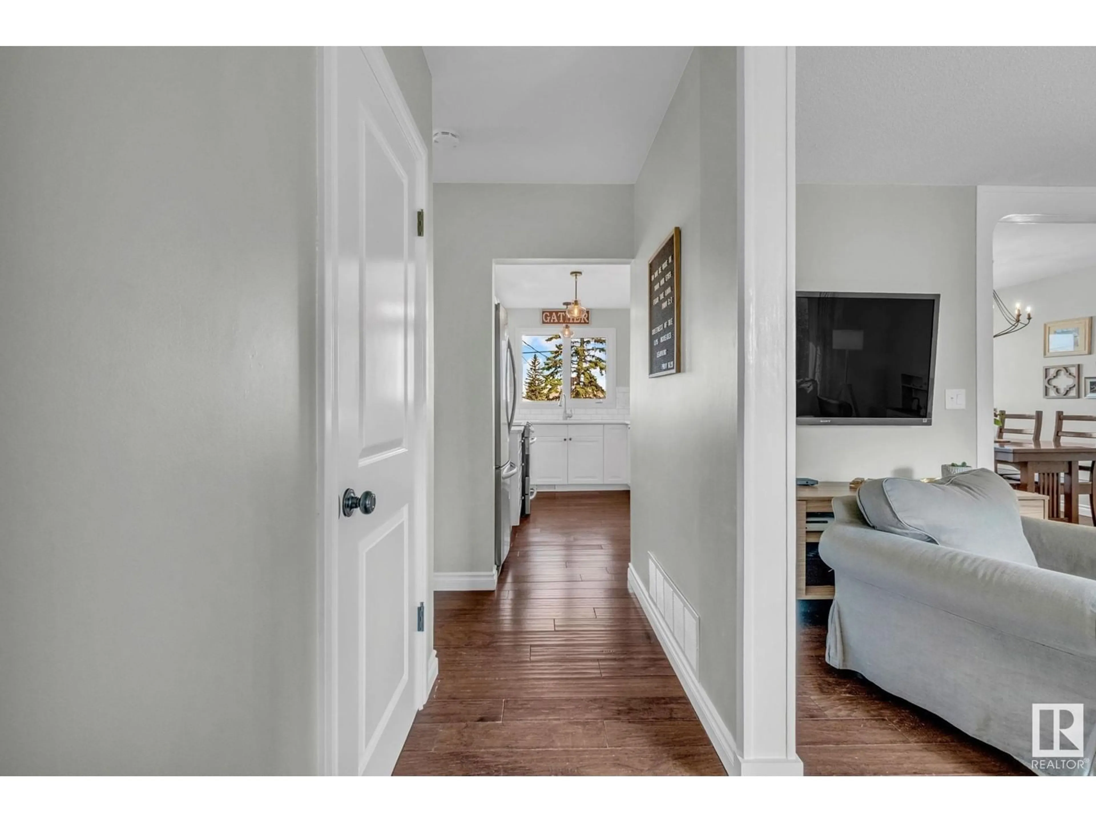 Indoor entryway for 9335 52 ST, Edmonton Alberta T6B1G5