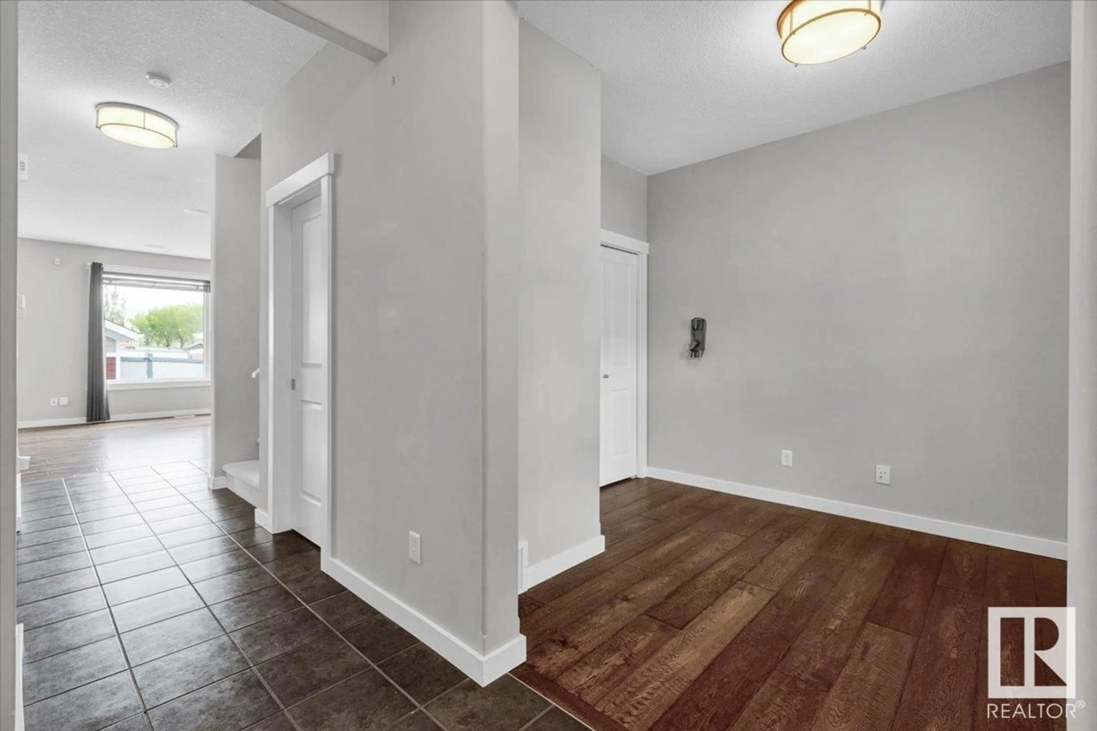 Indoor entryway for 8215 SUMMERSIDE GRANDE BV, Edmonton Alberta T6X0J2