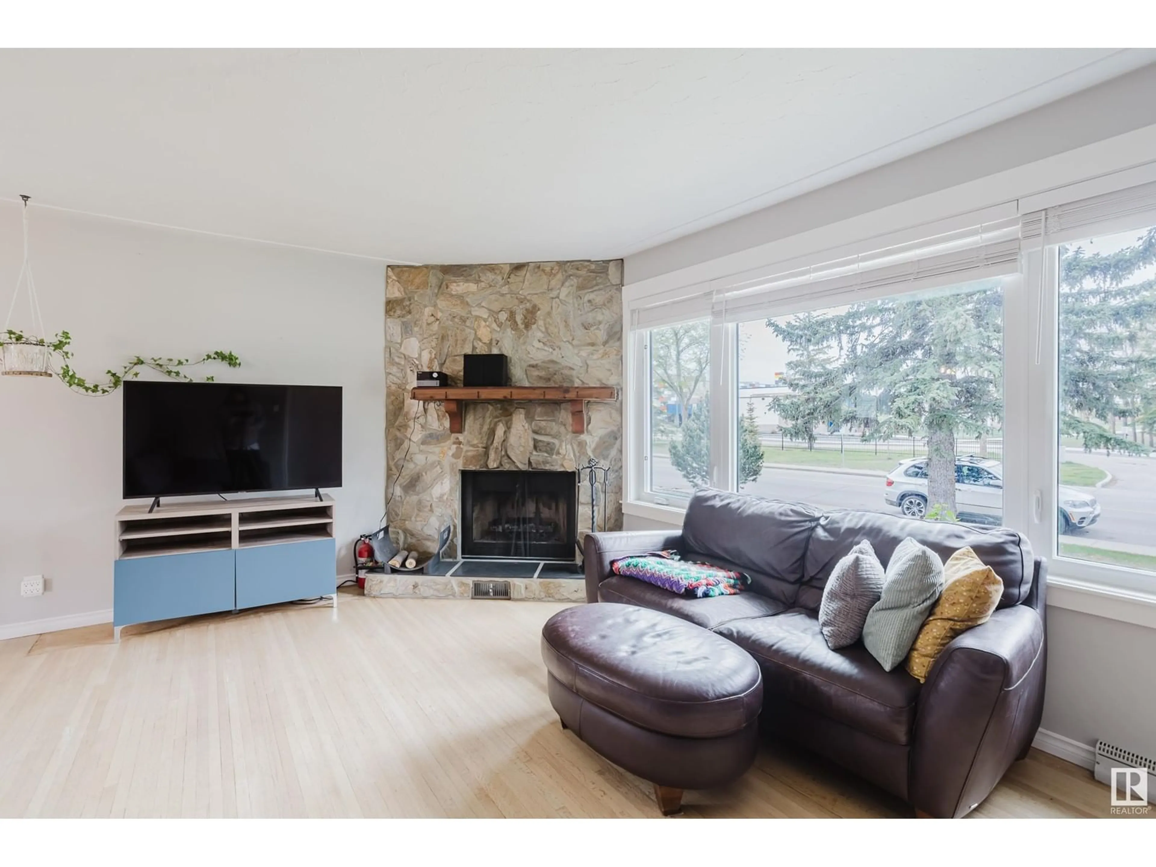 Living room with furniture, unknown for 14438 MCQUEEN RD, Edmonton Alberta T5N3L6