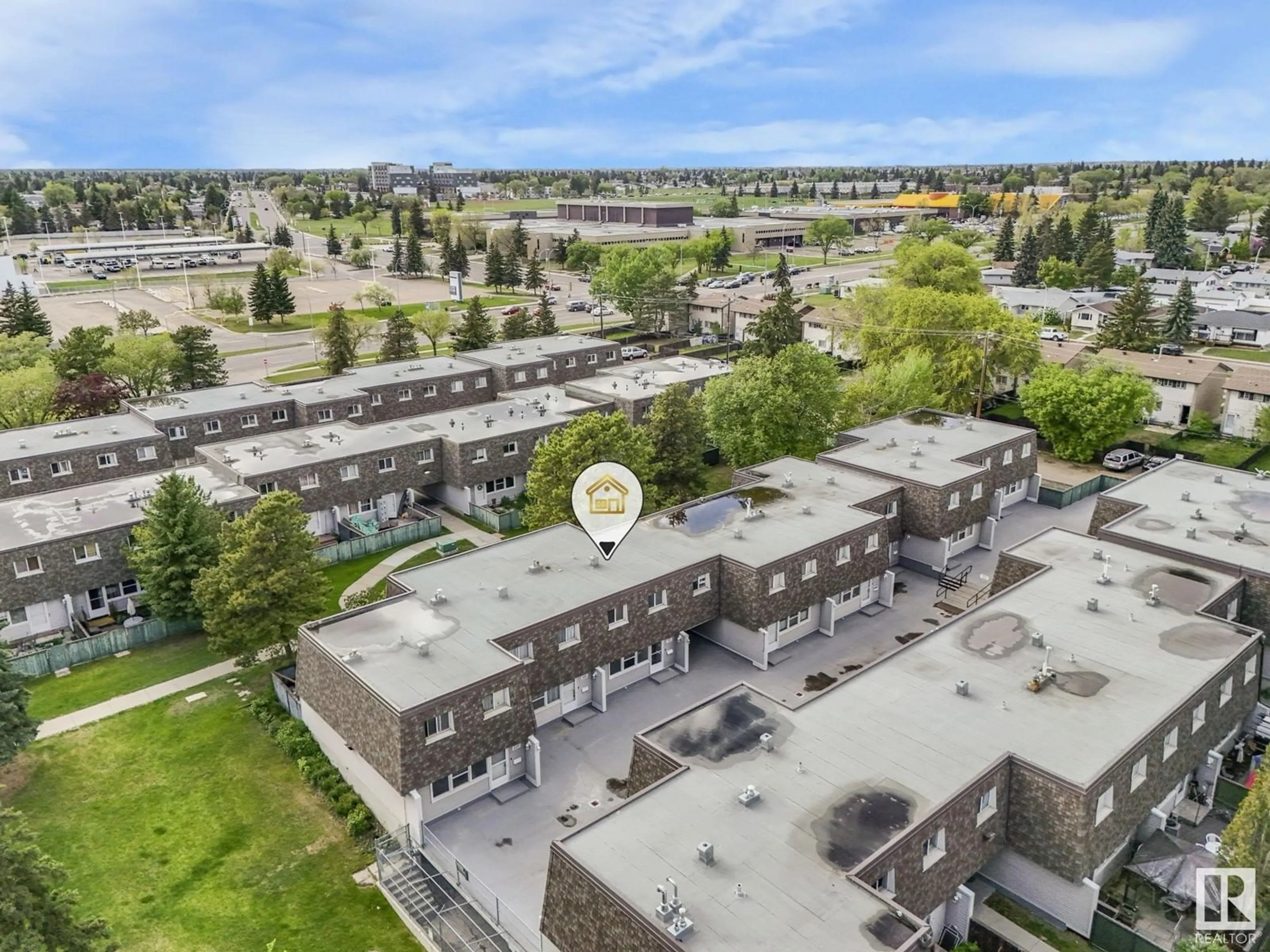 A pic from outside/outdoor area/front of a property/back of a property/a pic from drone, unknown for 611 VILLAGE ON THE GREEN GR, Edmonton Alberta T5A1H2
