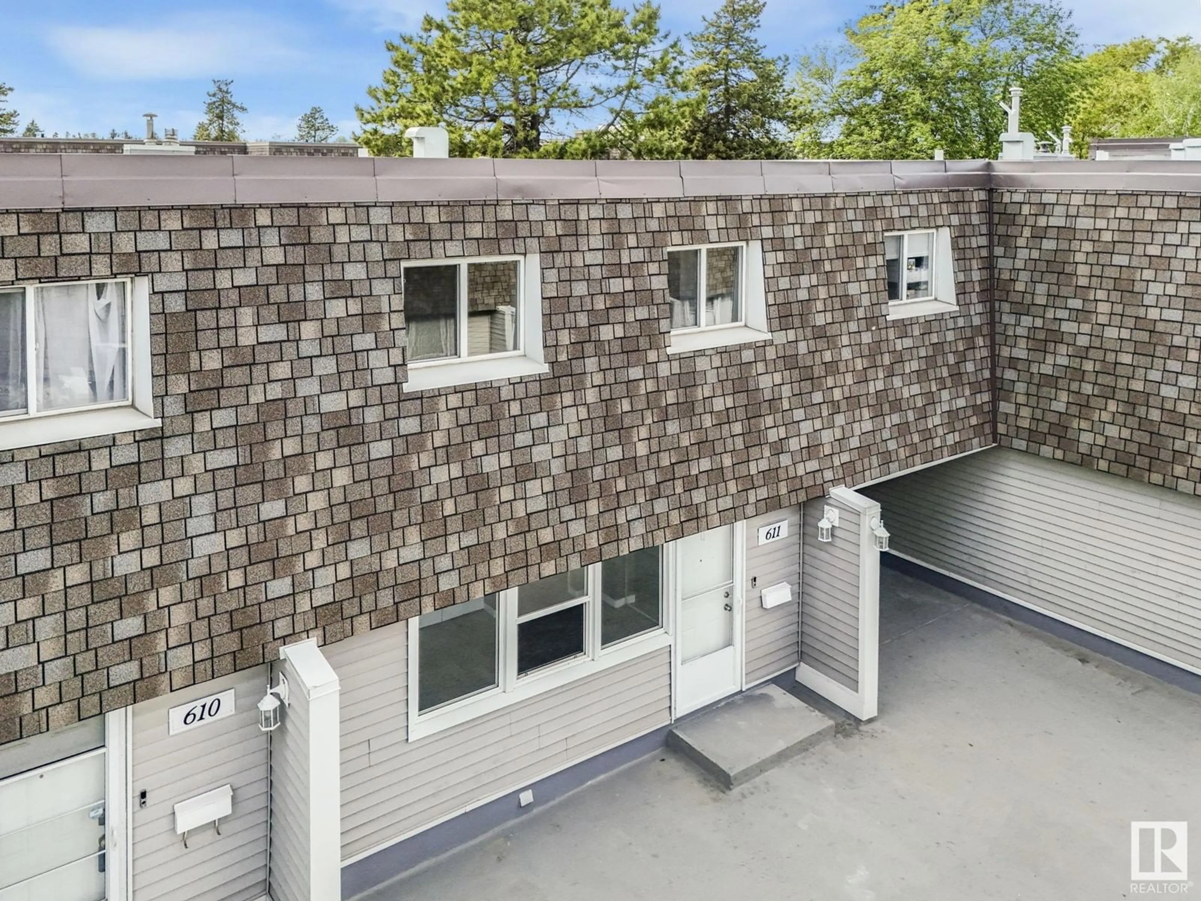 A pic from outside/outdoor area/front of a property/back of a property/a pic from drone, street for 611 VILLAGE ON THE GREEN GR, Edmonton Alberta T5A1H2