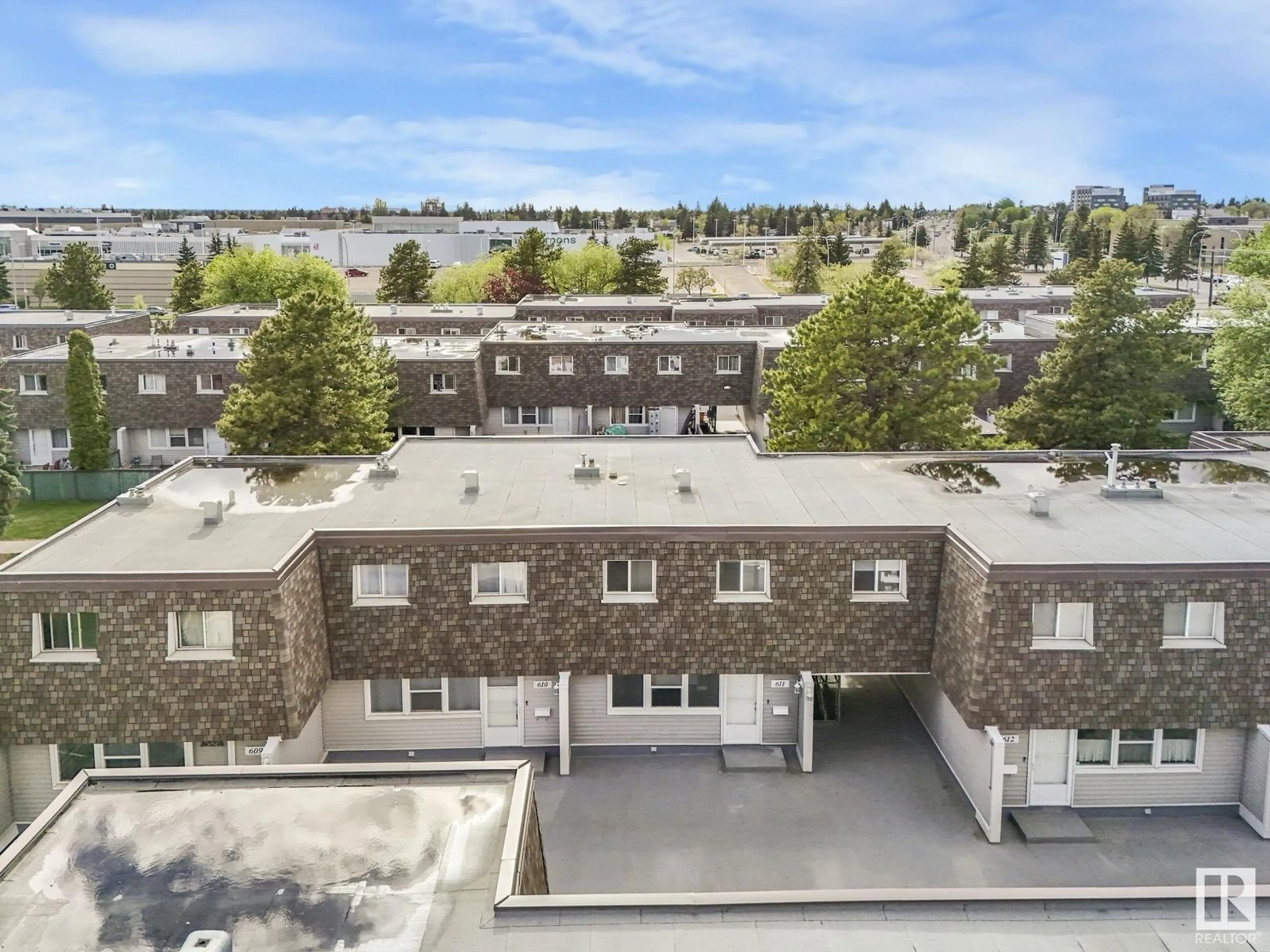 A pic from outside/outdoor area/front of a property/back of a property/a pic from drone, unknown for 611 VILLAGE ON THE GREEN GR, Edmonton Alberta T5A1H2
