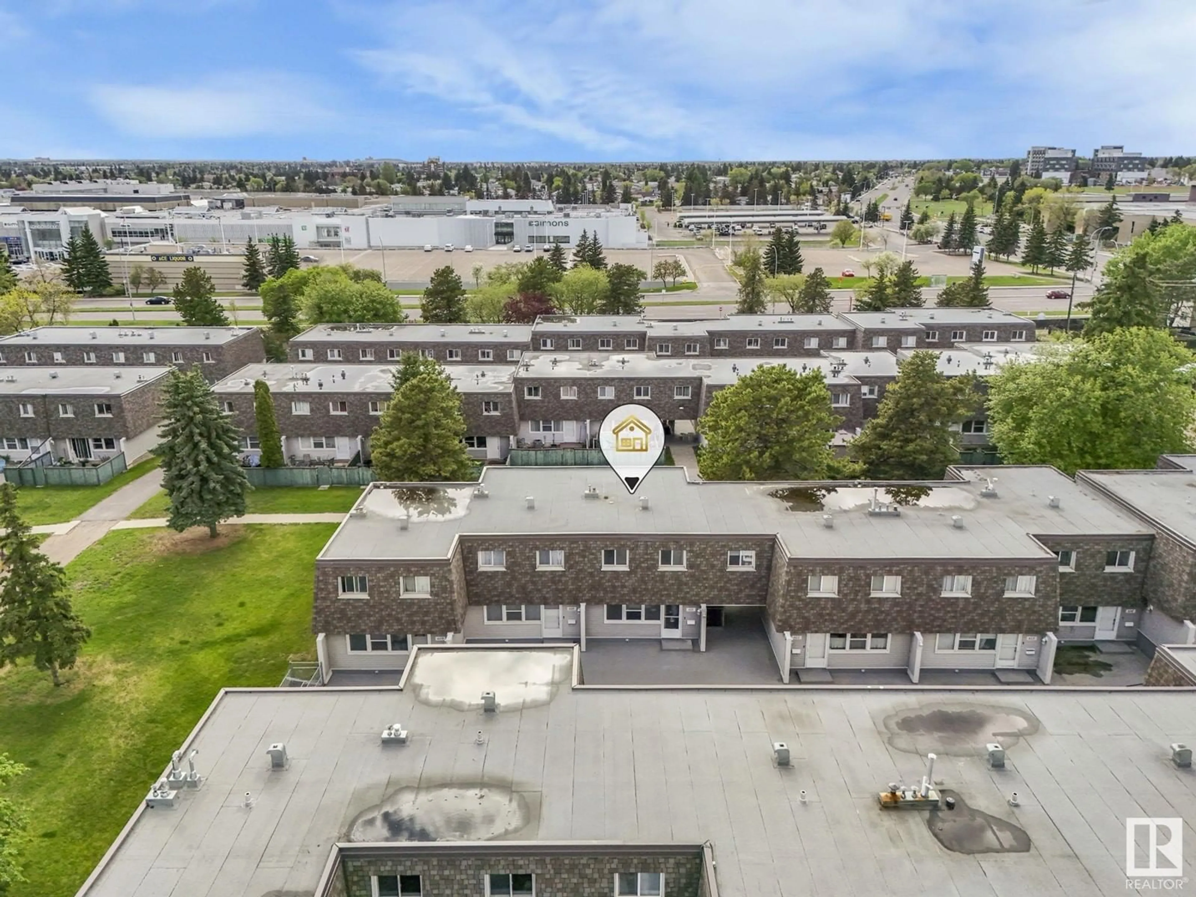 A pic from outside/outdoor area/front of a property/back of a property/a pic from drone, unknown for 611 VILLAGE ON THE GREEN GR, Edmonton Alberta T5A1H2