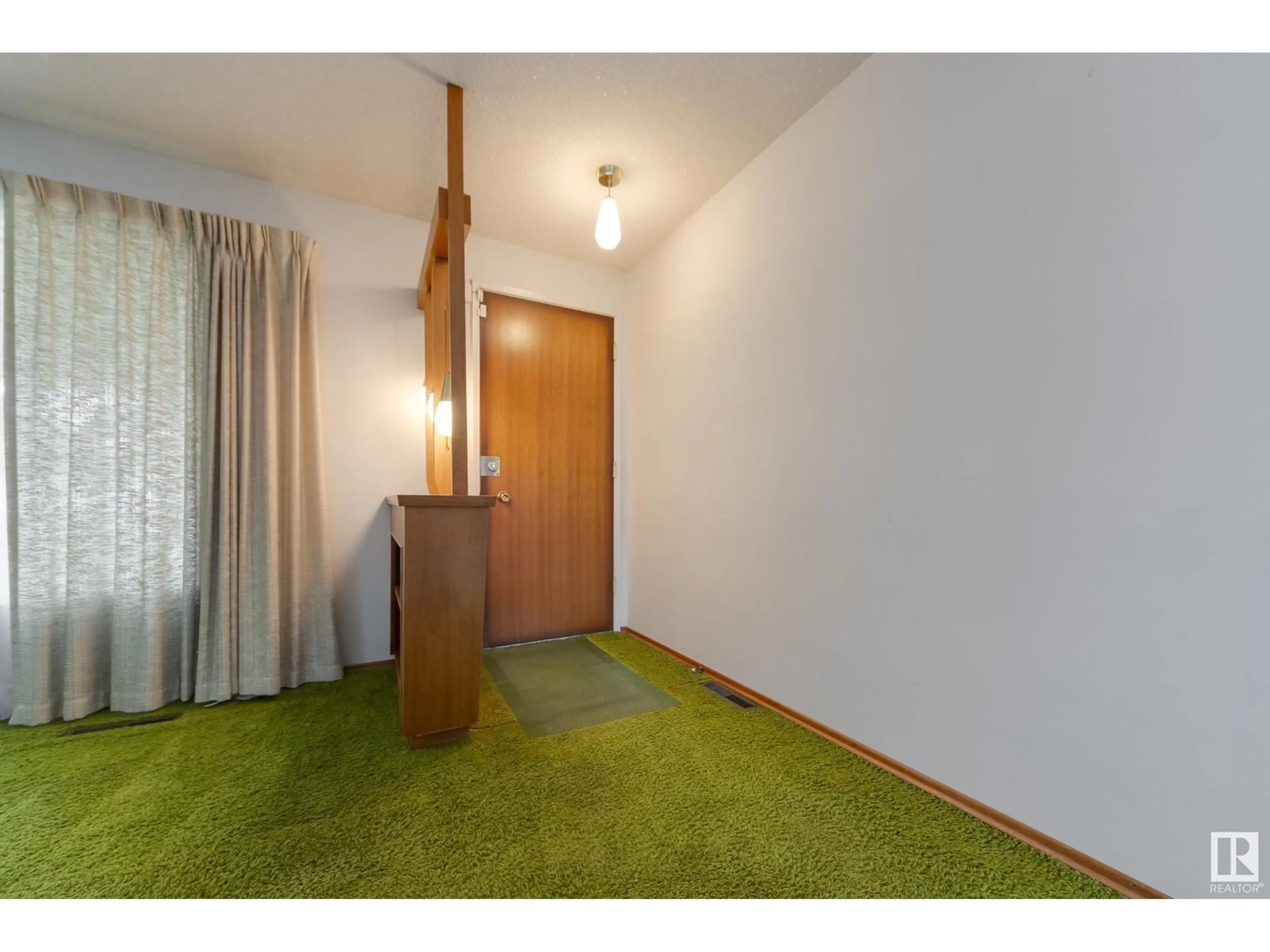 Indoor foyer for 10804 52 AV, Edmonton Alberta T6H0P3