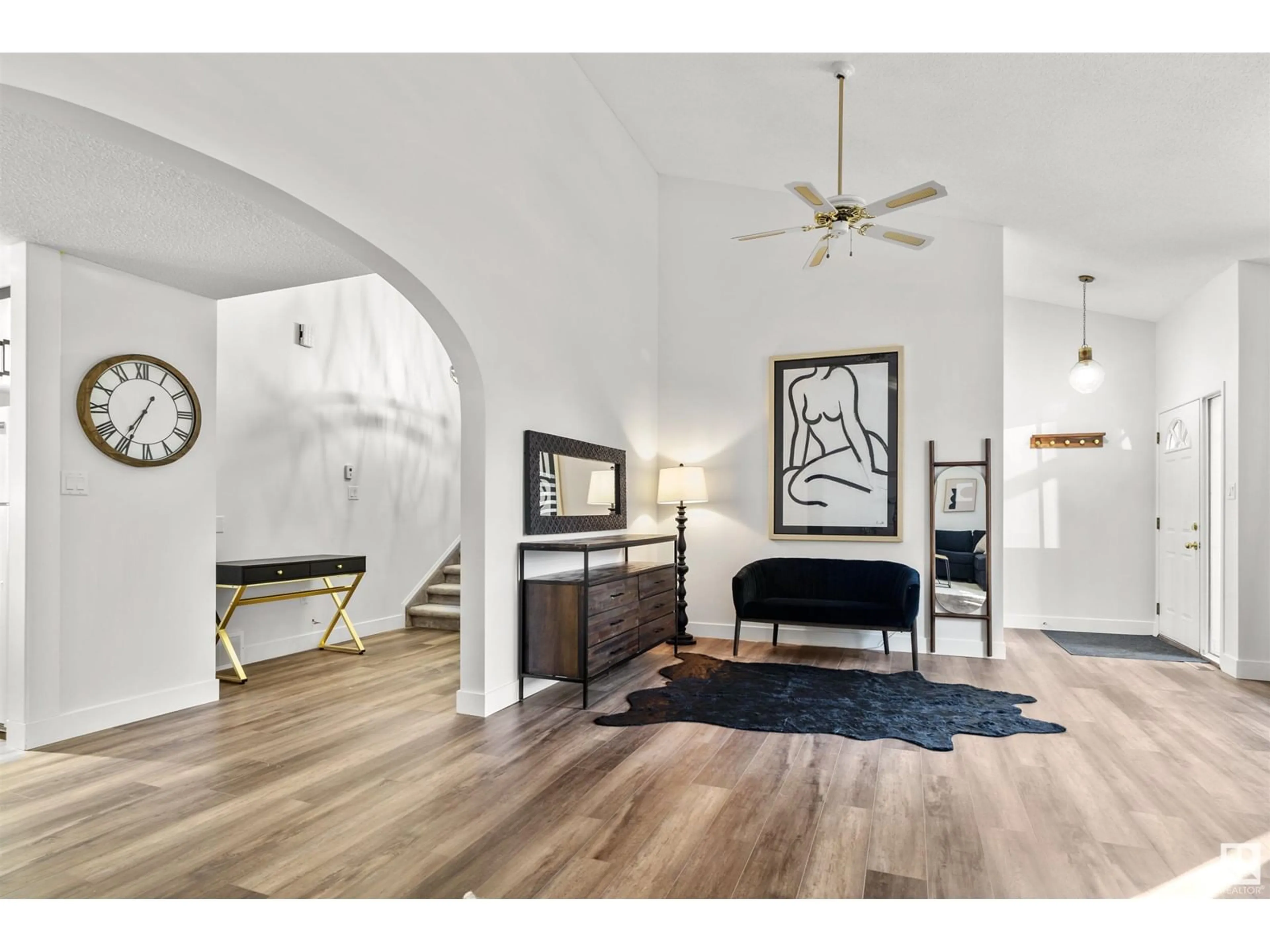 Indoor entryway for 2711 34 ST, Edmonton Alberta T6X1A5