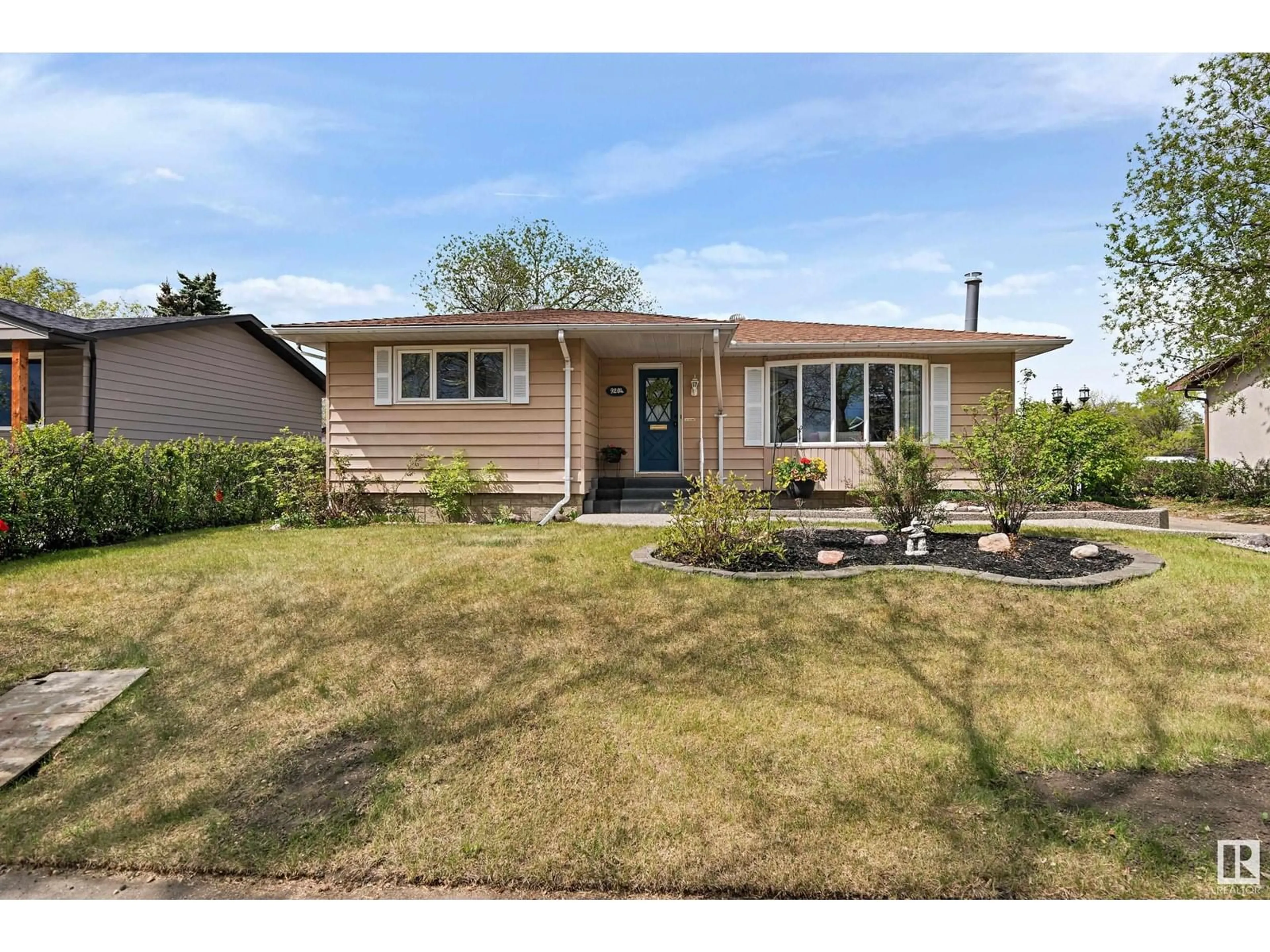 Home with vinyl exterior material, street for 9204 95 AV, Fort Saskatchewan Alberta T8L1C7