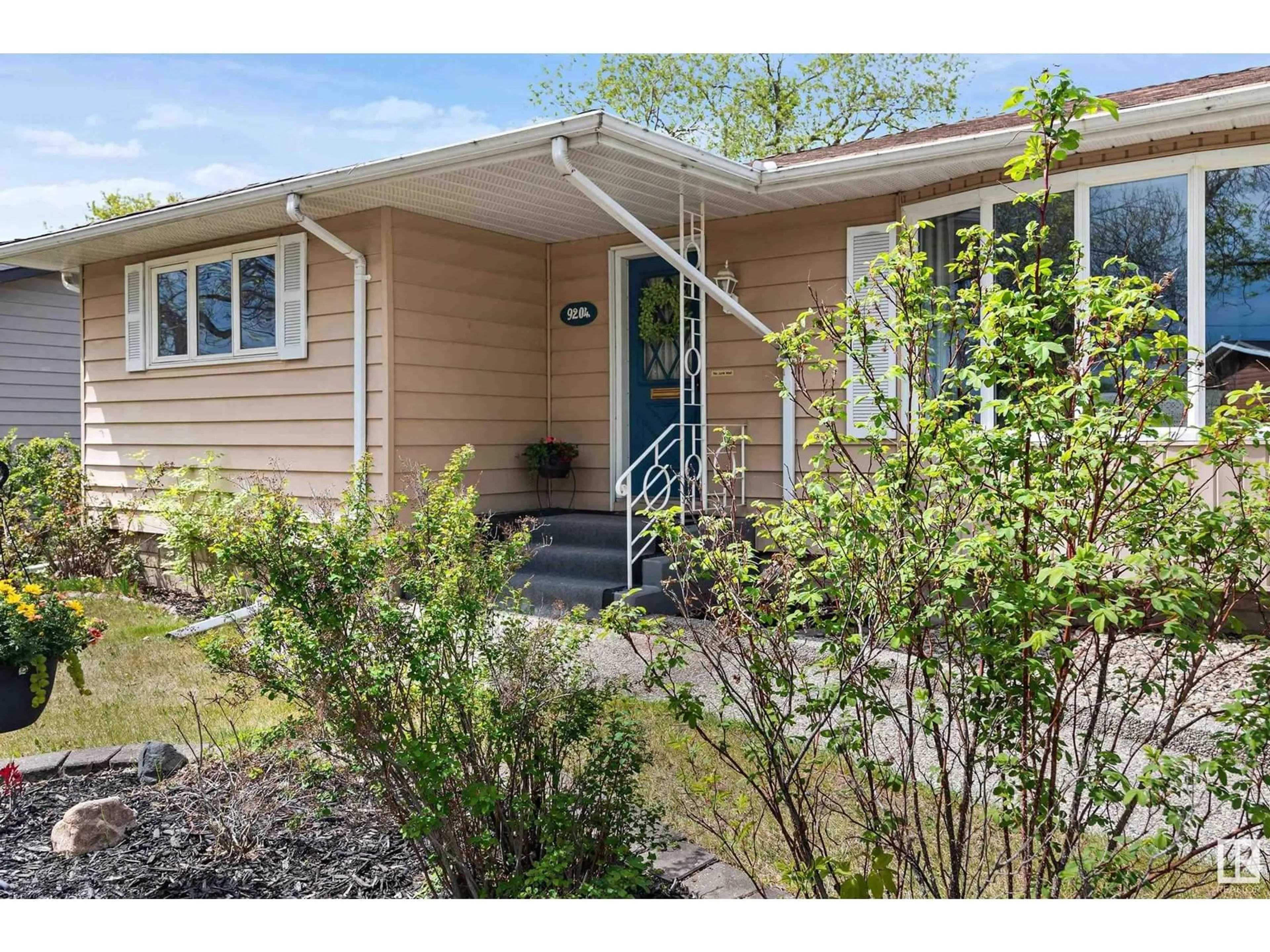 Home with vinyl exterior material, street for 9204 95 AV, Fort Saskatchewan Alberta T8L1C7