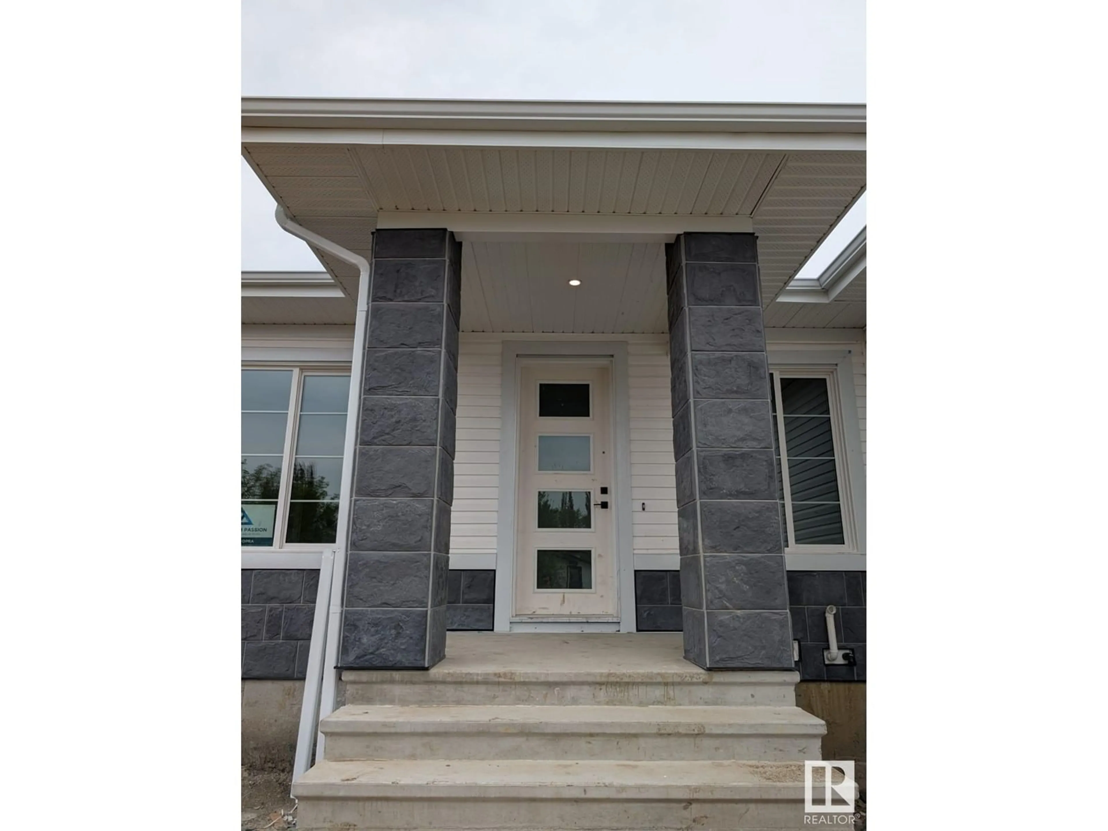 Indoor foyer for 31 WESTVIEW DRIVE, Calmar Alberta T0C0V0