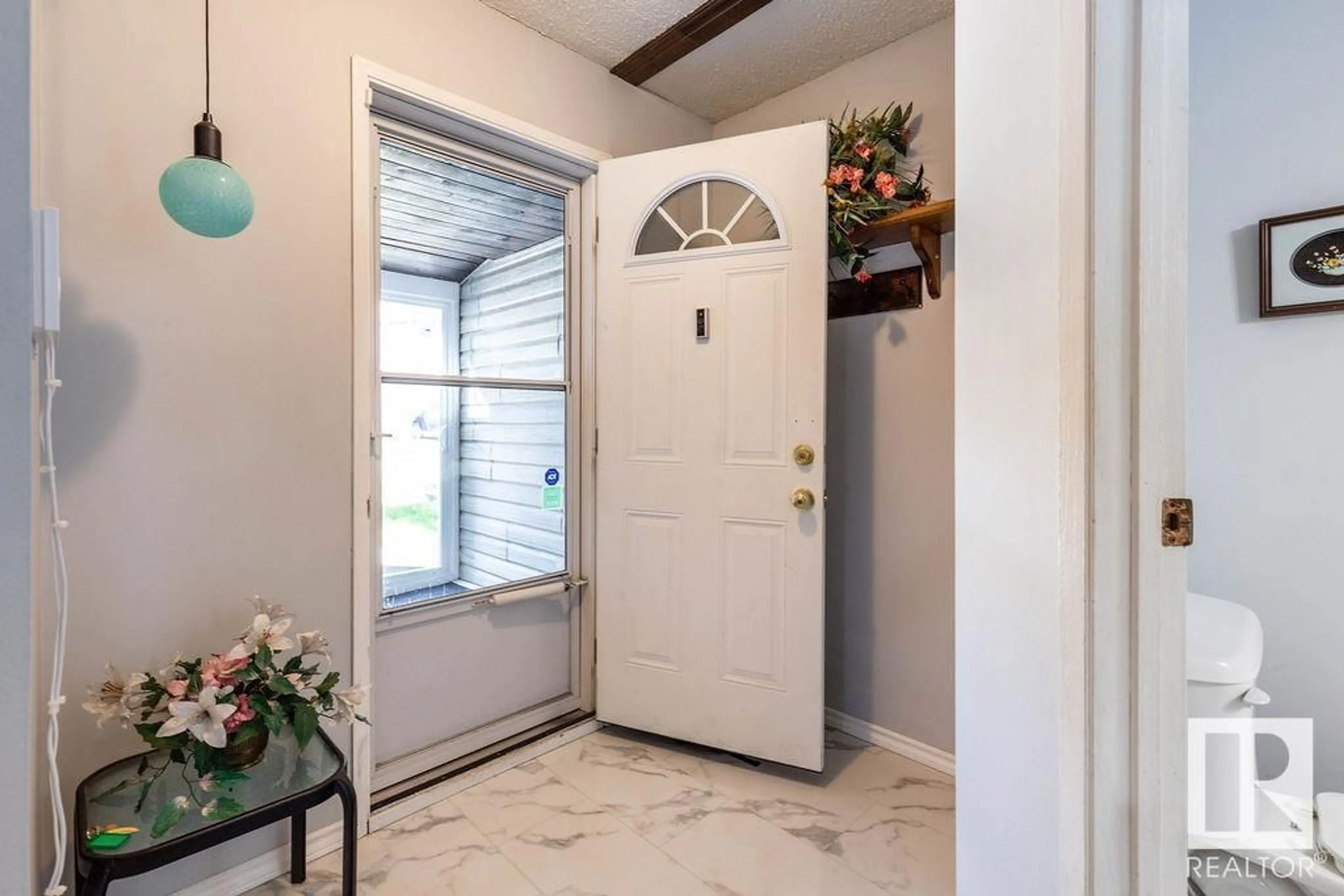 Indoor entryway for 11914 145 AV, Edmonton Alberta T5X1T6