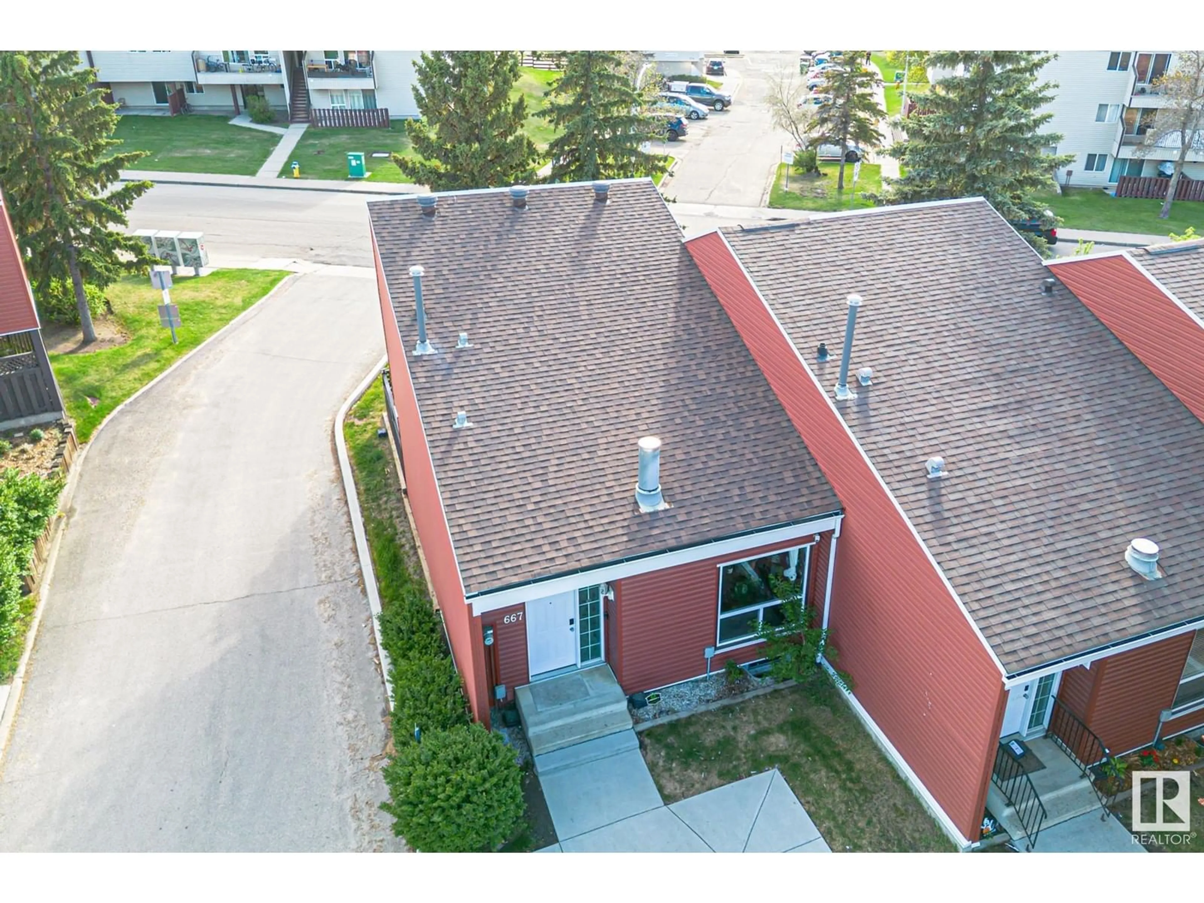 A pic from outside/outdoor area/front of a property/back of a property/a pic from drone, street for 667 MILLBOURNE RD E RD, Edmonton Alberta T6K3H3