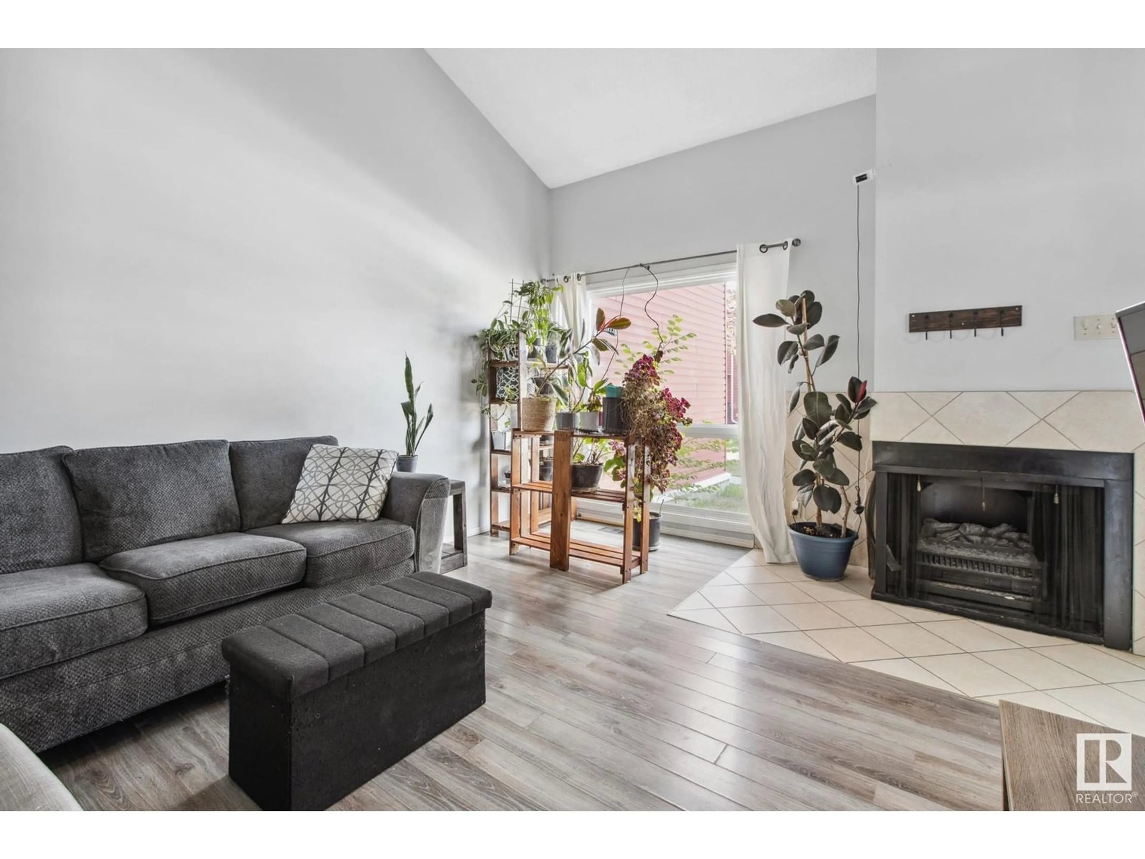 Living room with furniture, unknown for 667 MILLBOURNE RD E RD, Edmonton Alberta T6K3H3