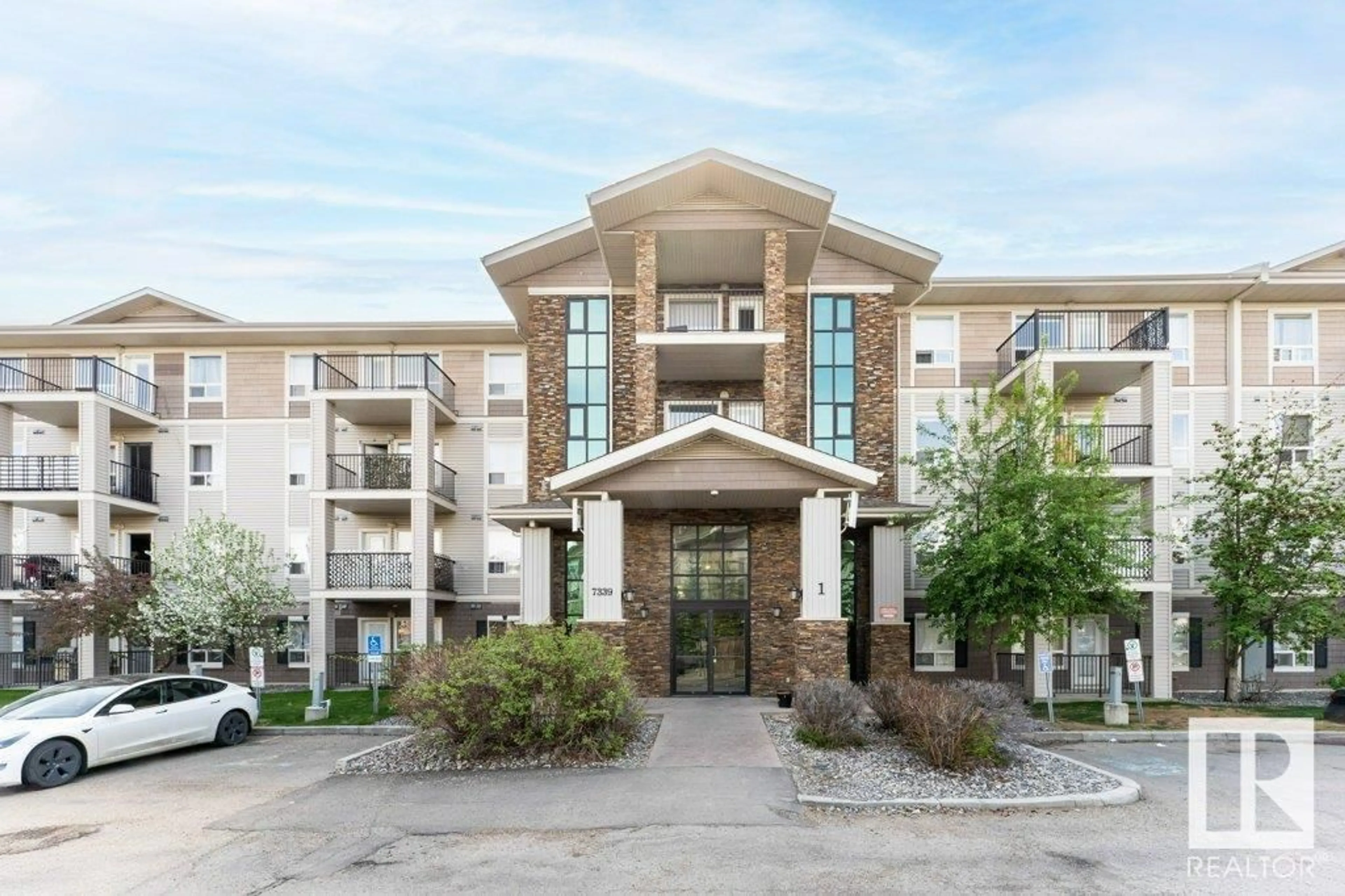Indoor foyer for 7339 - 1321 SOUTH TERWILLEGAR DR, Edmonton Alberta T6R0E1