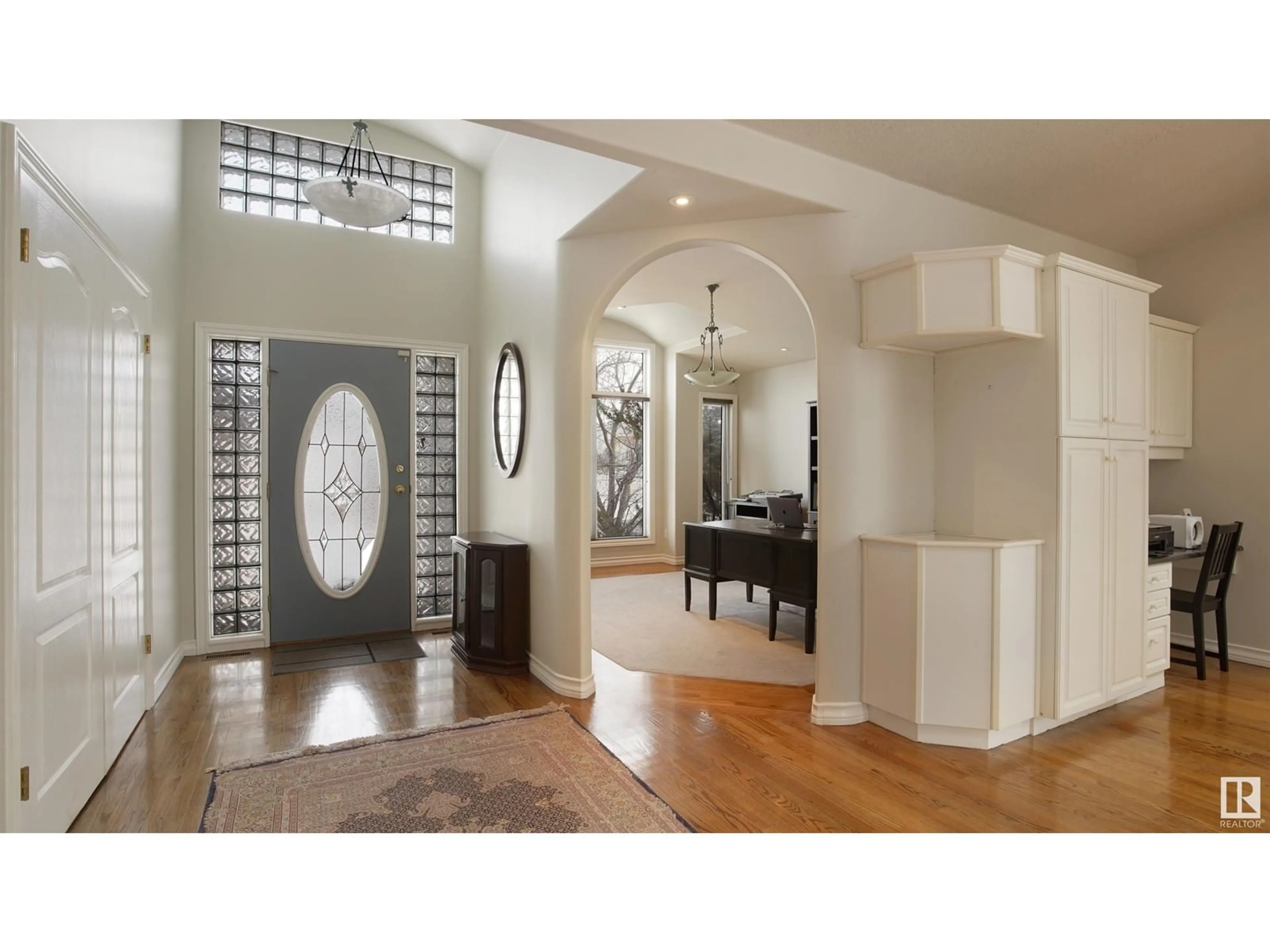 Indoor entryway for 4352 31 ST, Edmonton Alberta T6T1C2