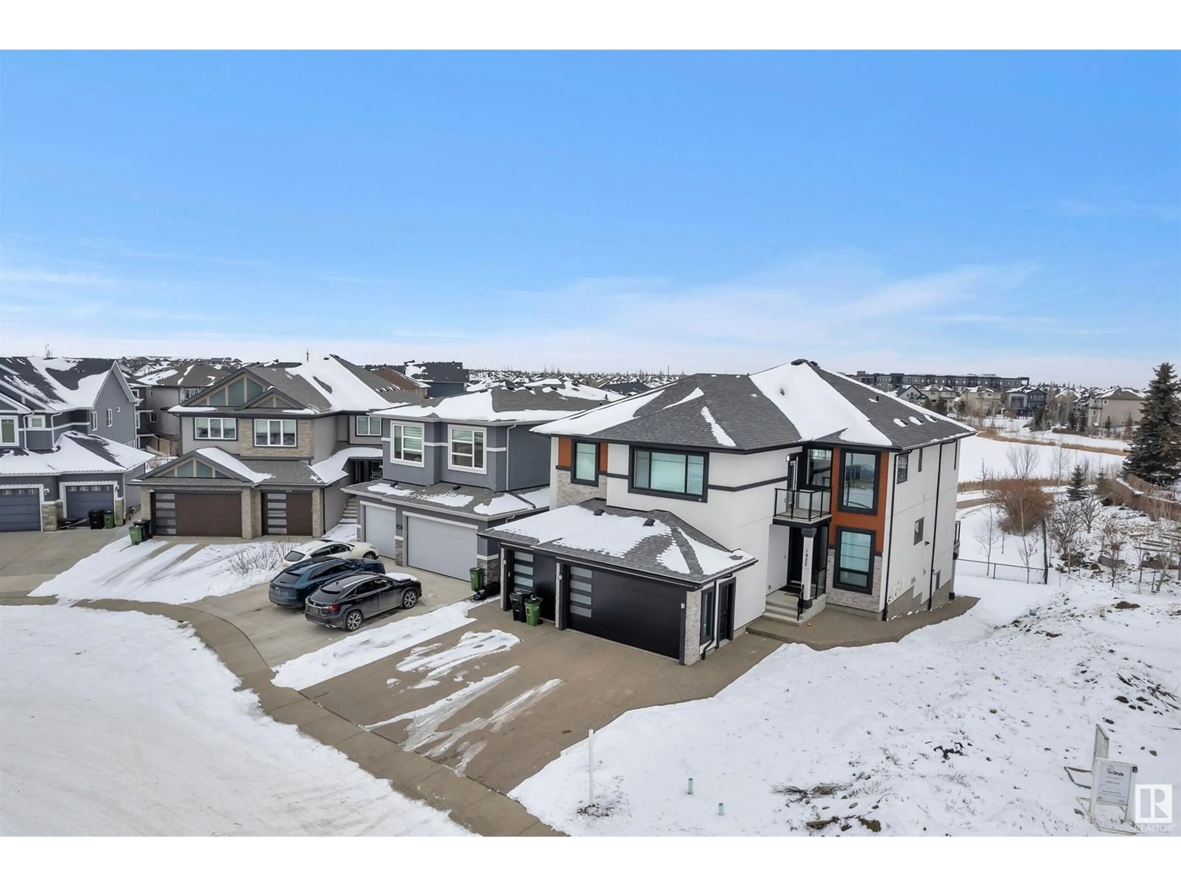 A pic from outside/outdoor area/front of a property/back of a property/a pic from drone, unknown for 1922 ADAMSON TC, Edmonton Alberta T6W2N7