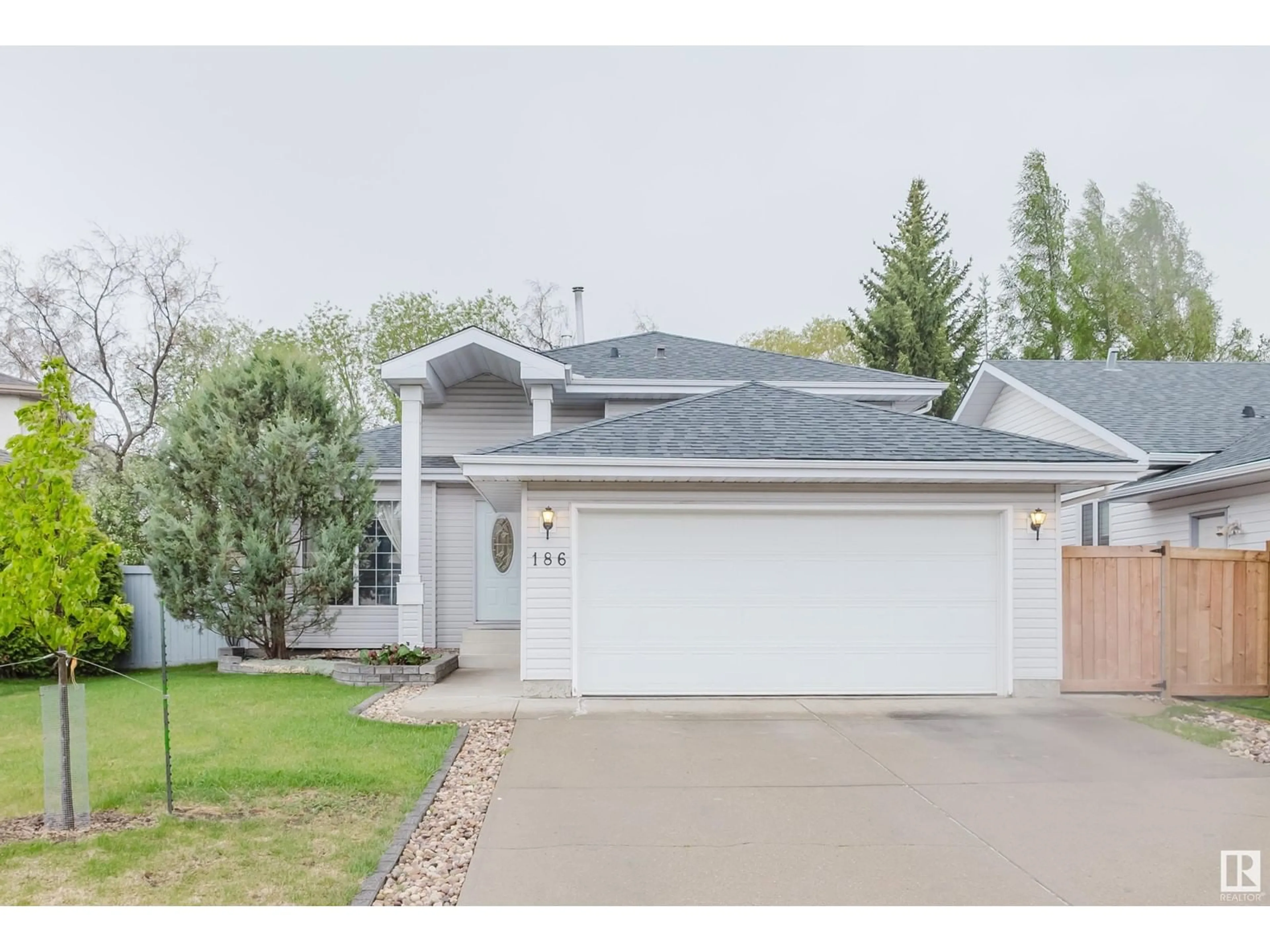 Home with vinyl exterior material, street for 186 ORMSBY RD, Edmonton Alberta T5T5X5