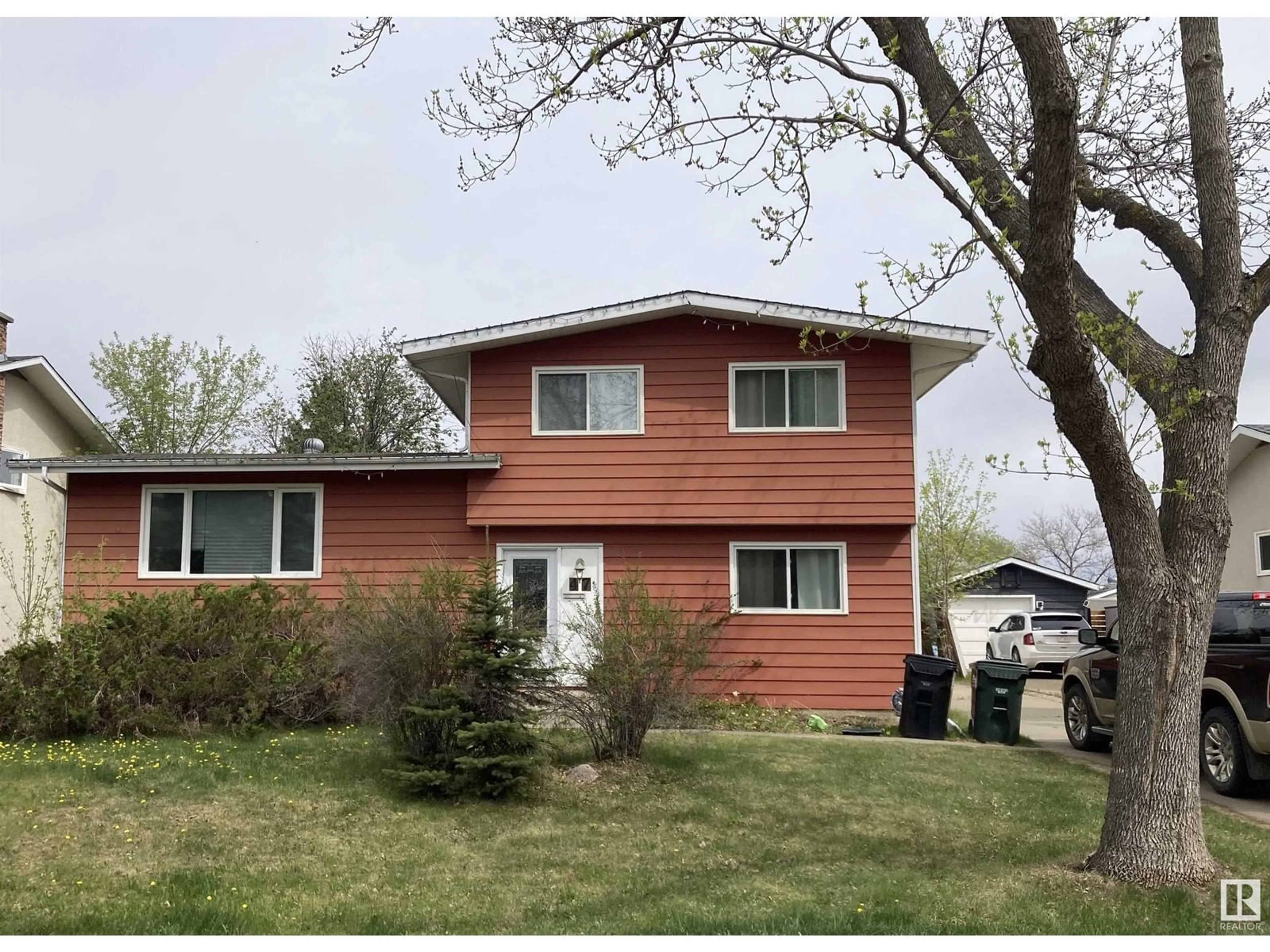 Home with vinyl exterior material, street for 47 MANOR DR, Sherwood Park Alberta T8A0P9