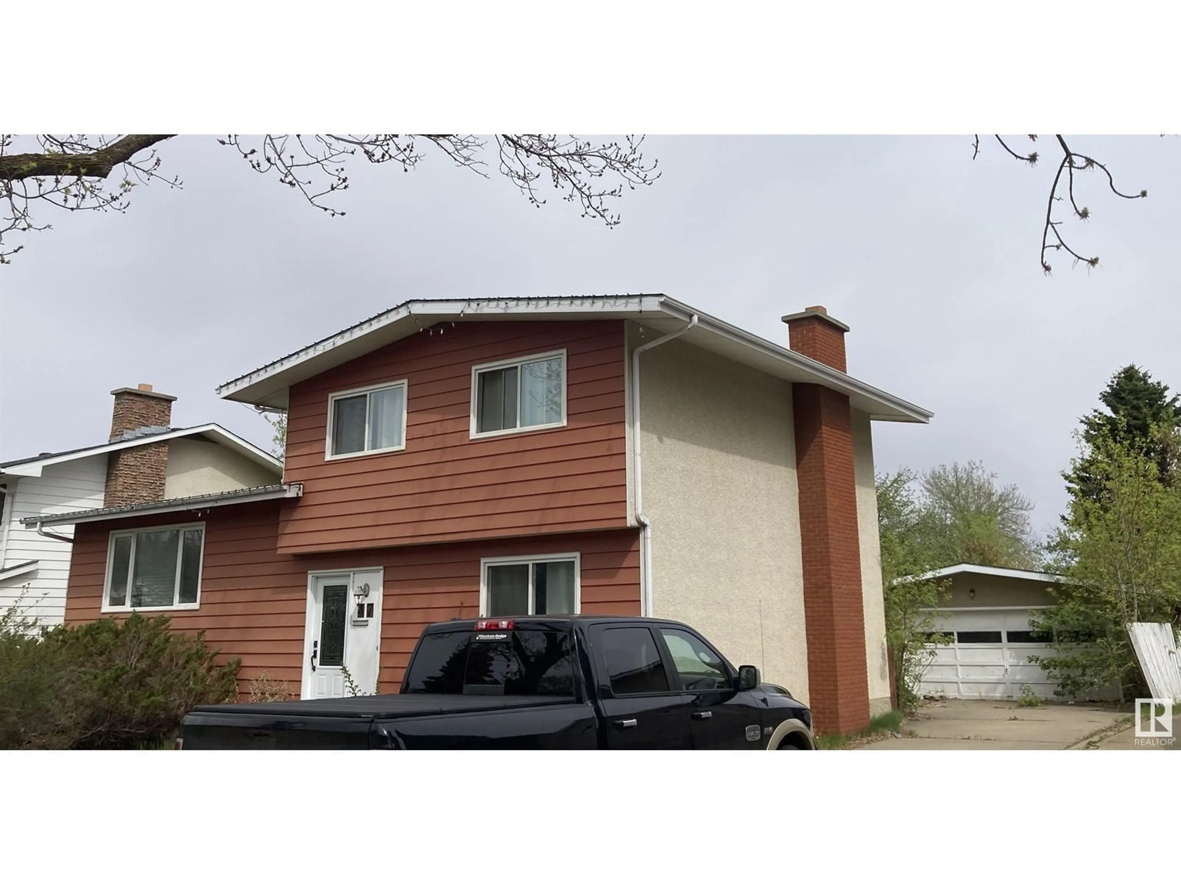 Home with vinyl exterior material, street for 47 MANOR DR, Sherwood Park Alberta T8A0P9